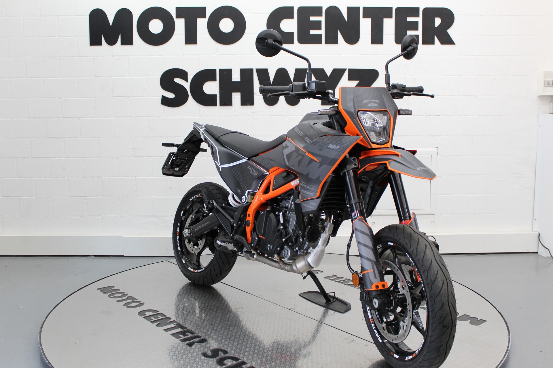 KTM 125 SMC R-showroom-element-2