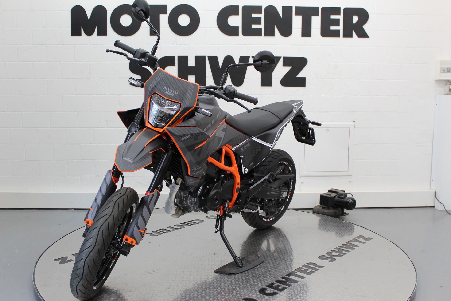 KTM 125 SMC R-showroom-element-3