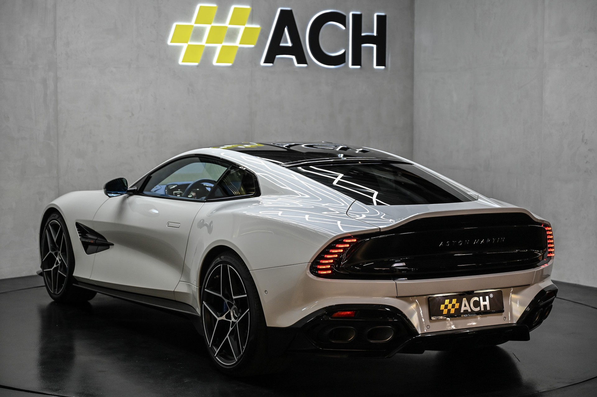 ASTON MARTIN Vanquish 5.2 V12 Bi-Turbo-image-6