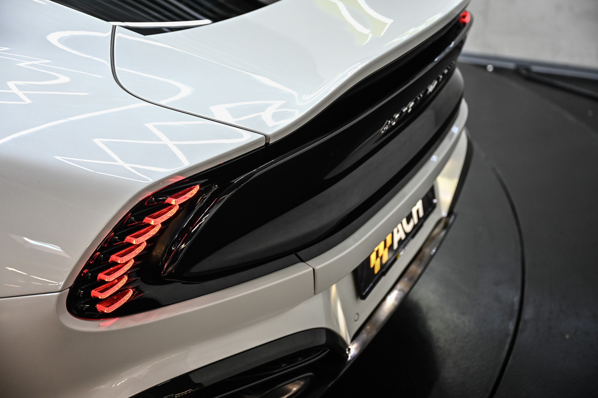 ASTON MARTIN Vanquish 5.2 V12 Bi-Turbo-image-16