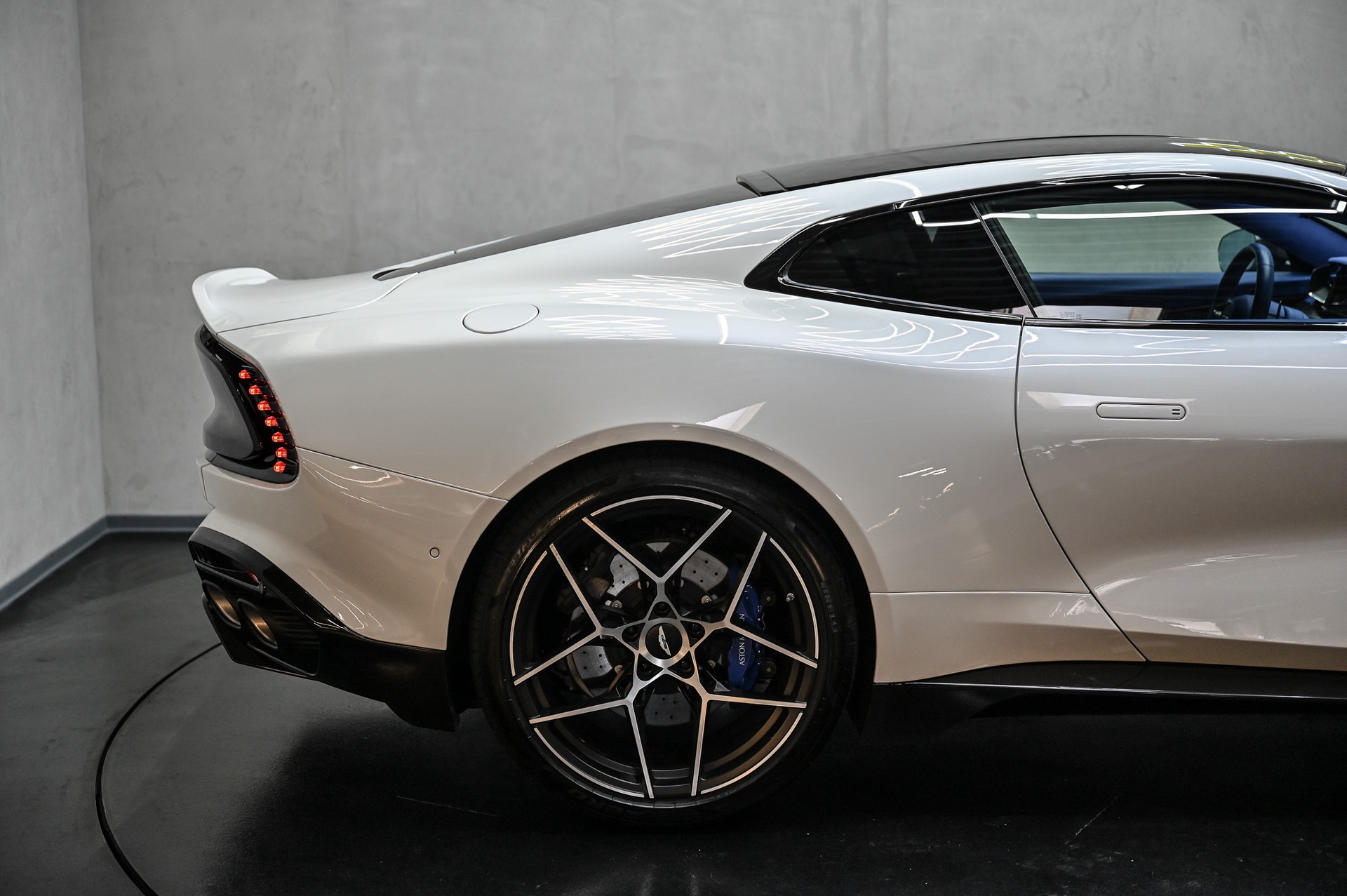 ASTON MARTIN Vanquish 5.2 V12 Bi-Turbo-image-13
