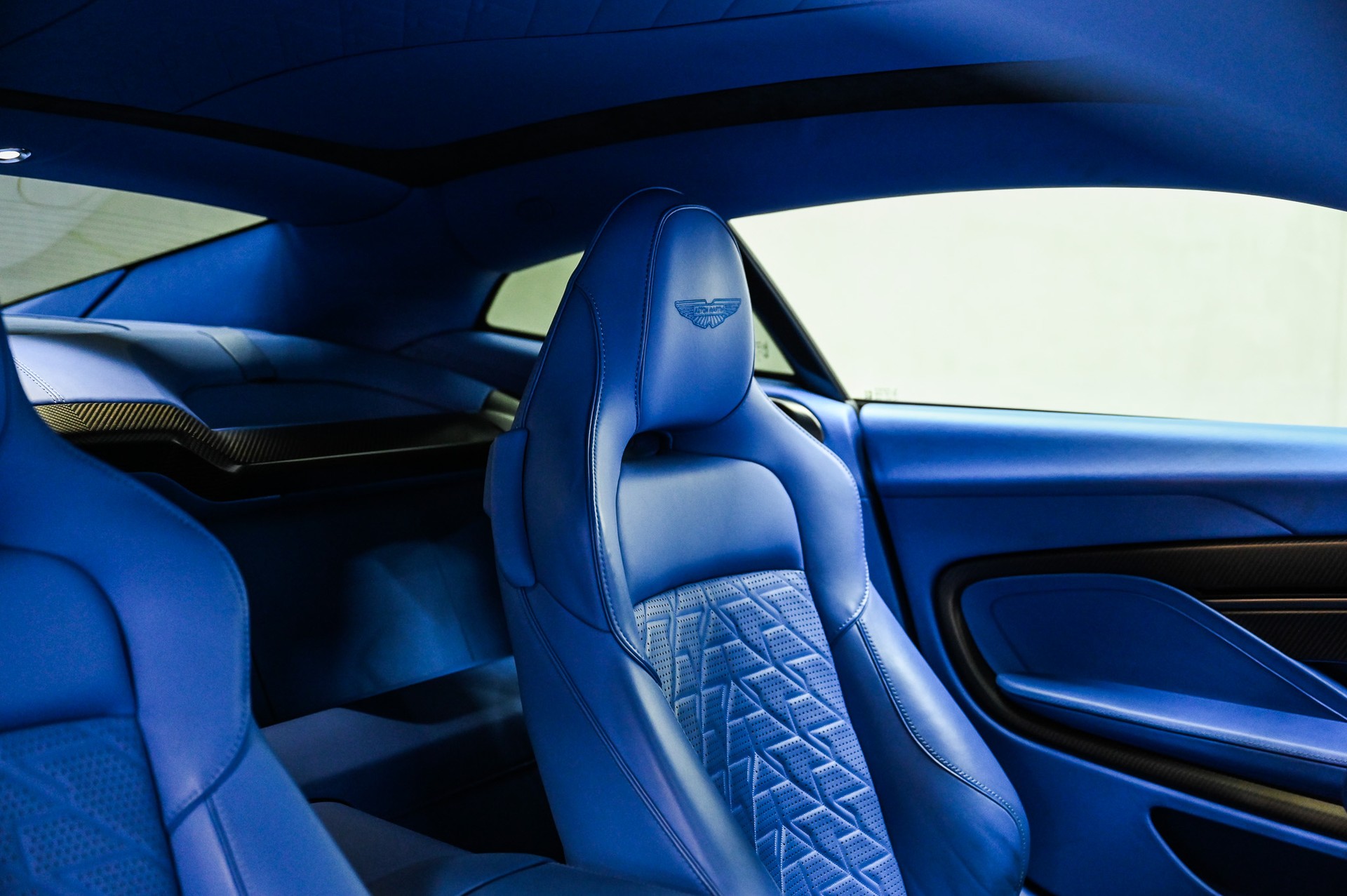ASTON MARTIN Vanquish 5.2 V12 Bi-Turbo-image-38