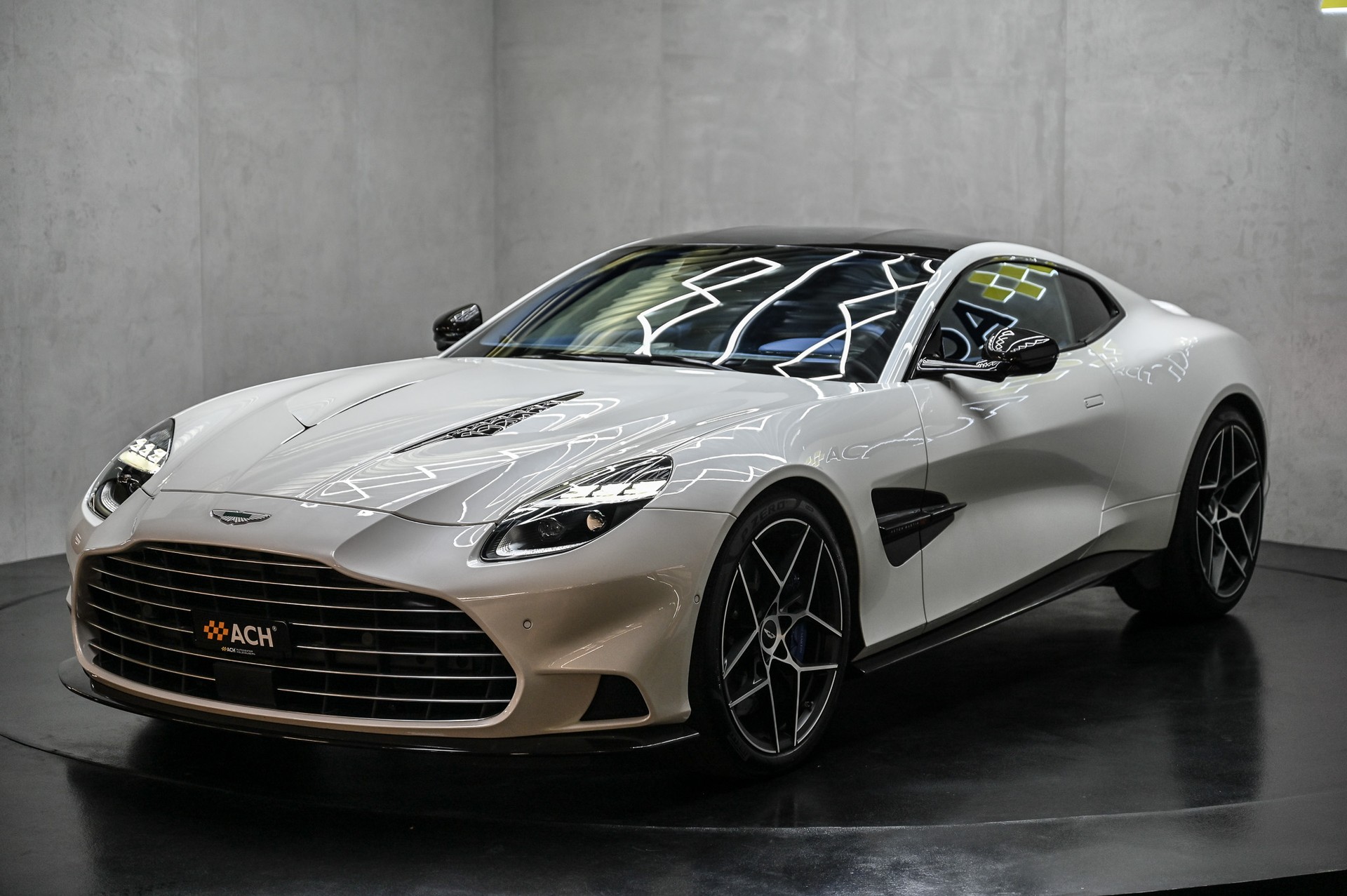 ASTON MARTIN Vanquish 5.2 V12 Bi-Turbo-showroom-element-2