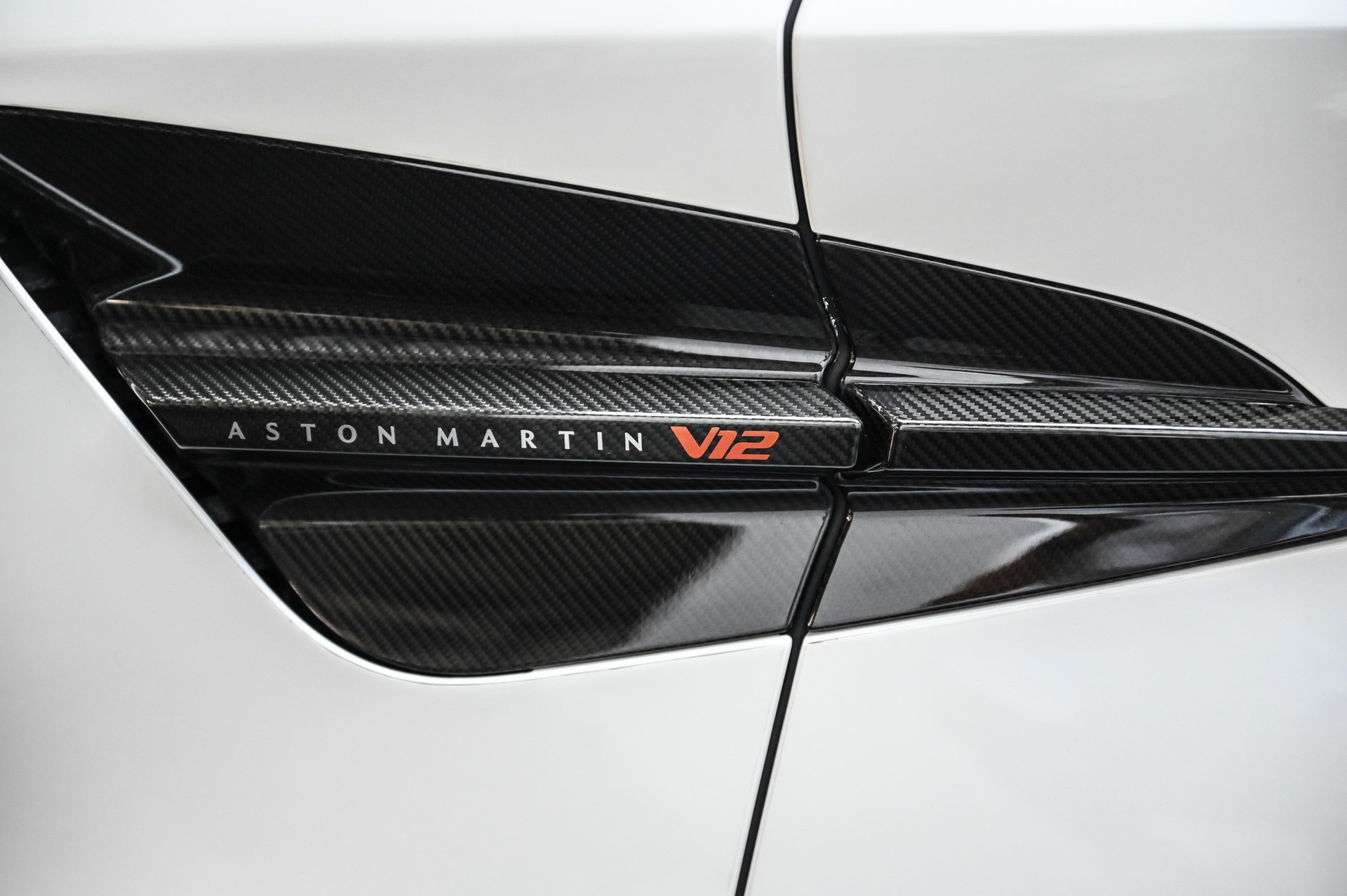 ASTON MARTIN Vanquish 5.2 V12 Bi-Turbo-image-19