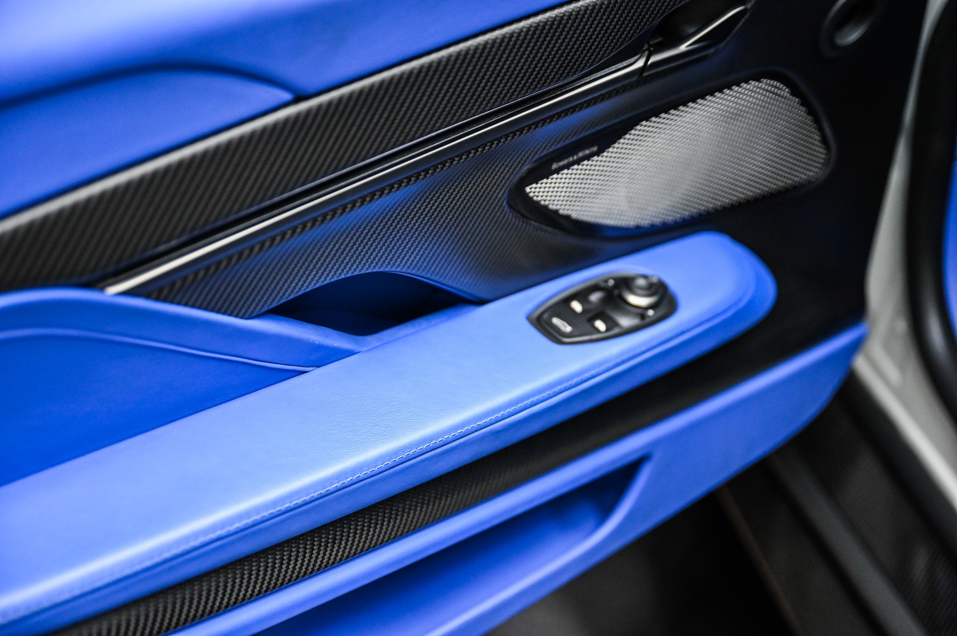 ASTON MARTIN Vanquish 5.2 V12 Bi-Turbo-image-44