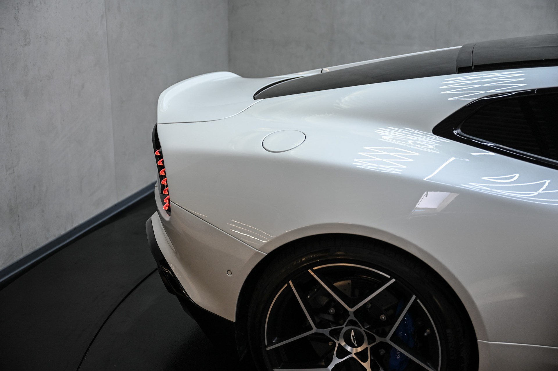 ASTON MARTIN Vanquish 5.2 V12 Bi-Turbo-image-14