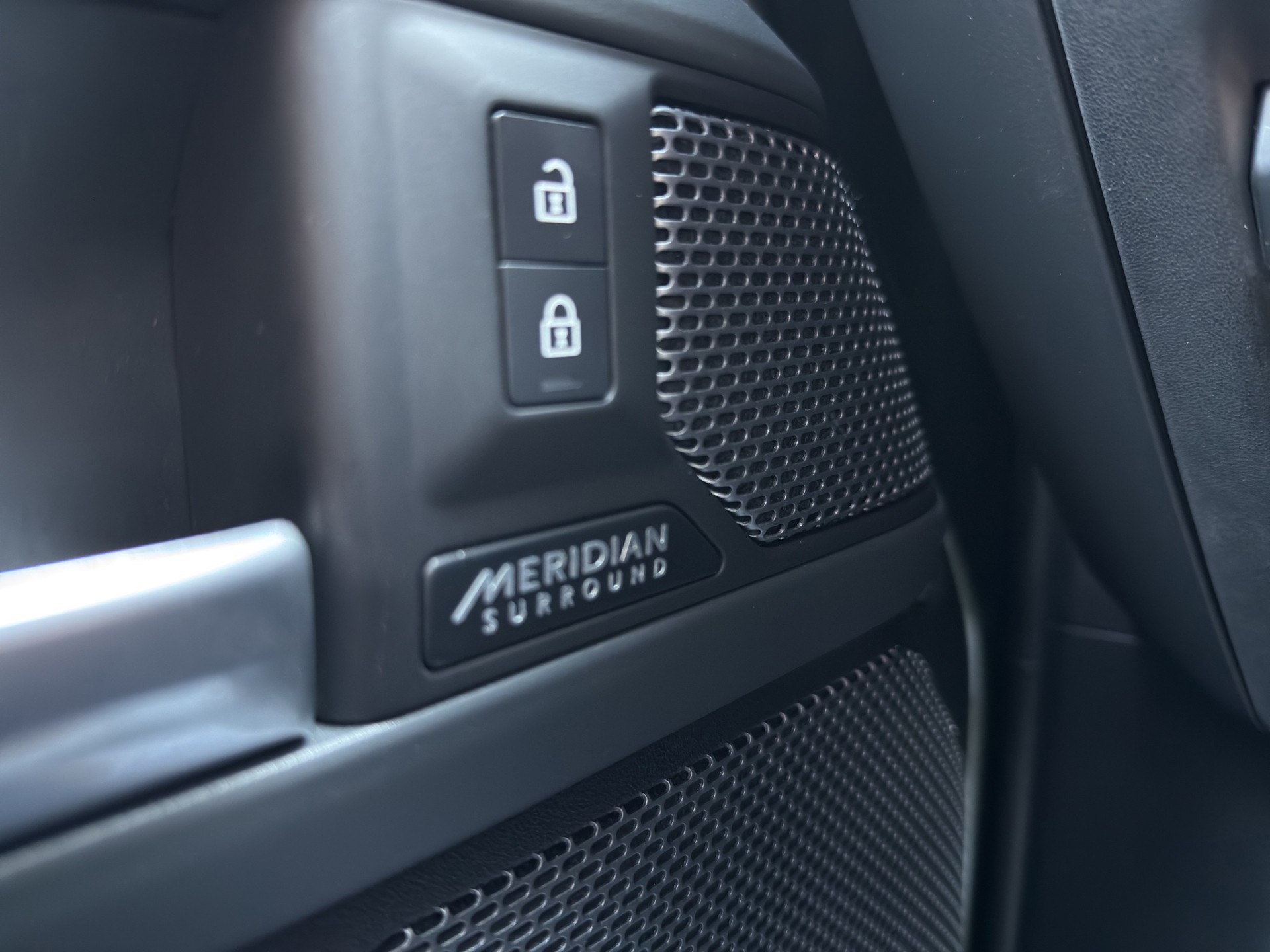 LAND ROVER Defender 90 3.0D I6 300 X AT8-image-15