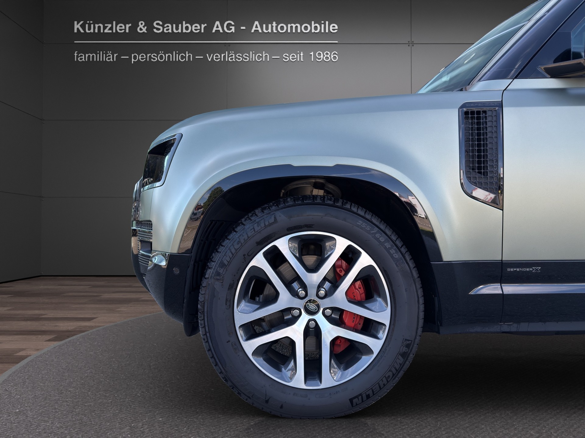 LAND ROVER Defender 90 3.0D I6 300 X AT8-showroom-element-2