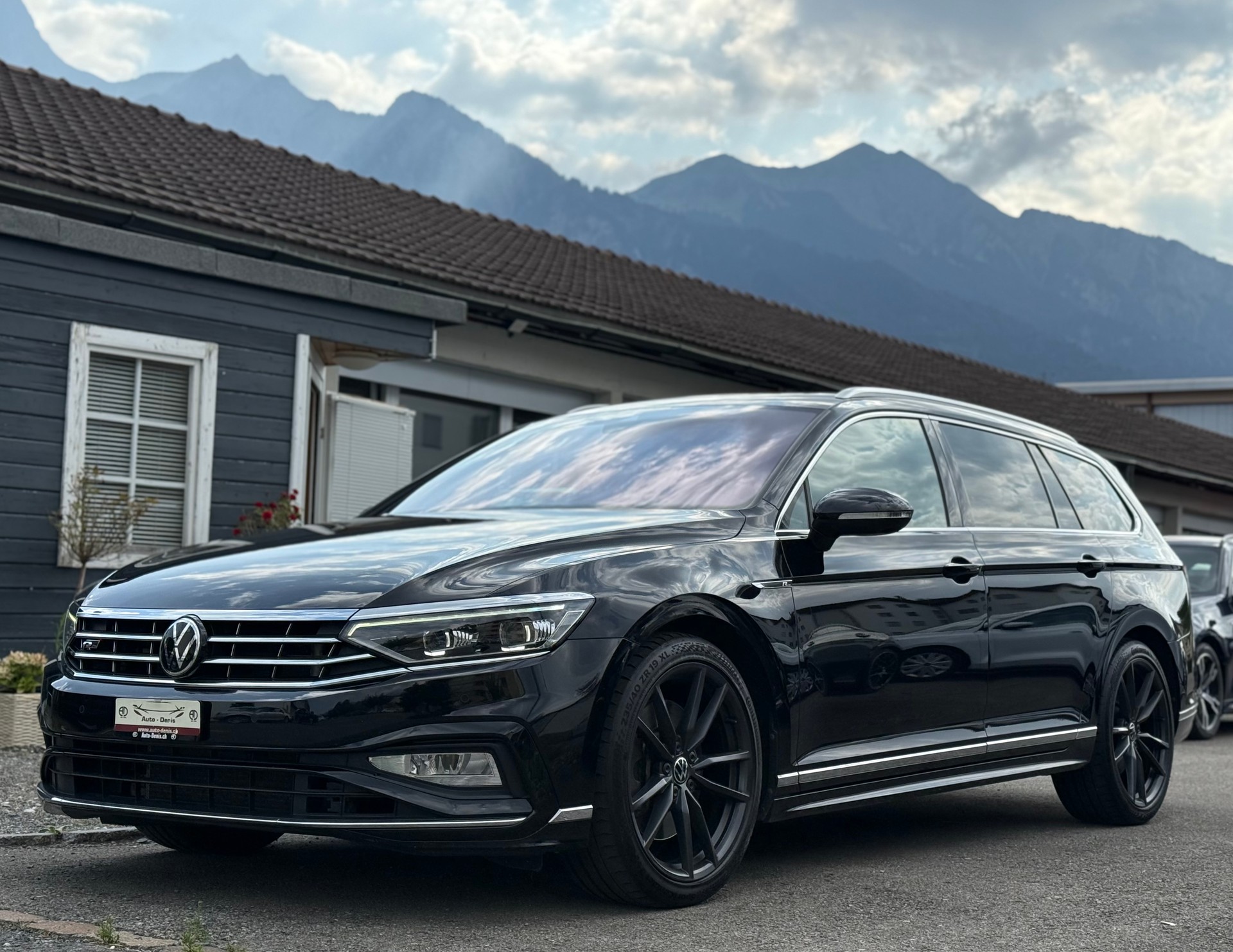 VW Passat Variant 2.0 TSI Elegance DSG 4m *R-Line*