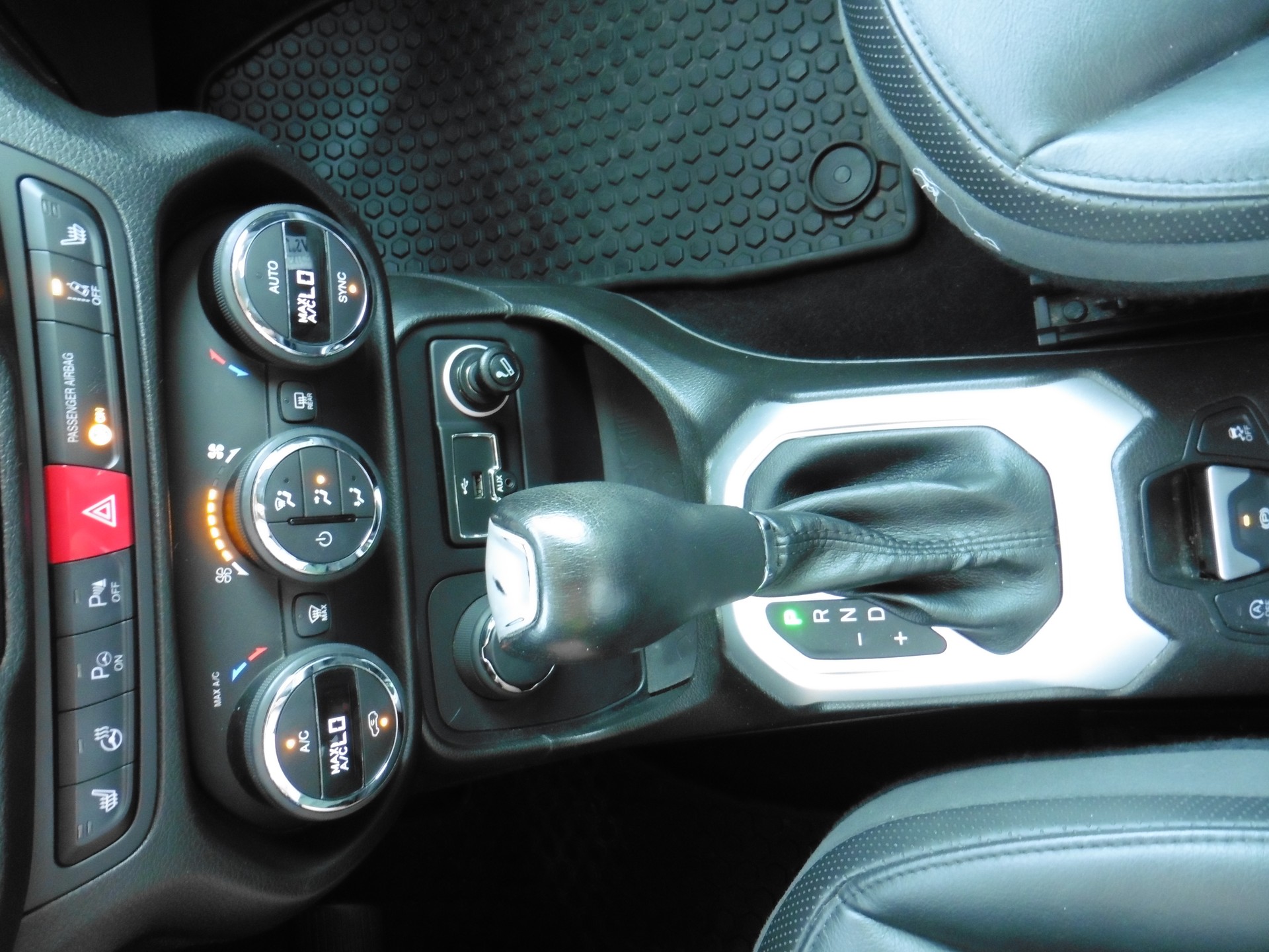 JEEP Renegade 1.4 Turbo Limited AWD-image-16