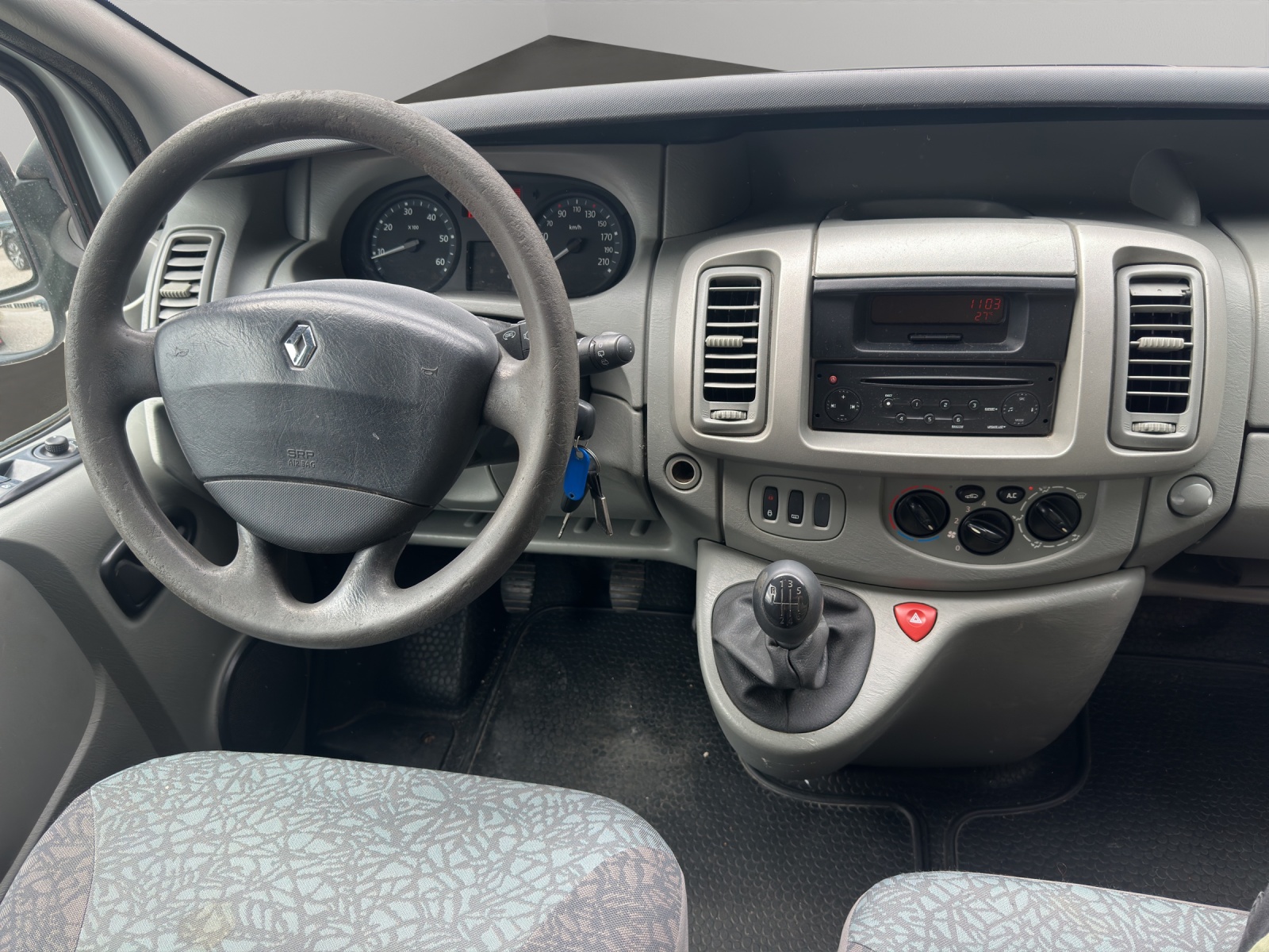 RENAULT Trafic 2.0 dCi 115 2.7t L1H1 Authentique-image-9