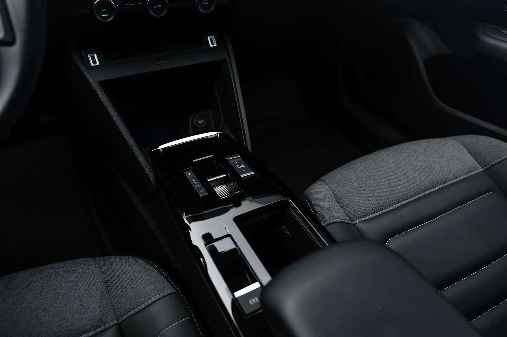 CITROEN CITROEN C4 1.2 PureTech Shine EAT8-Automat-image-22