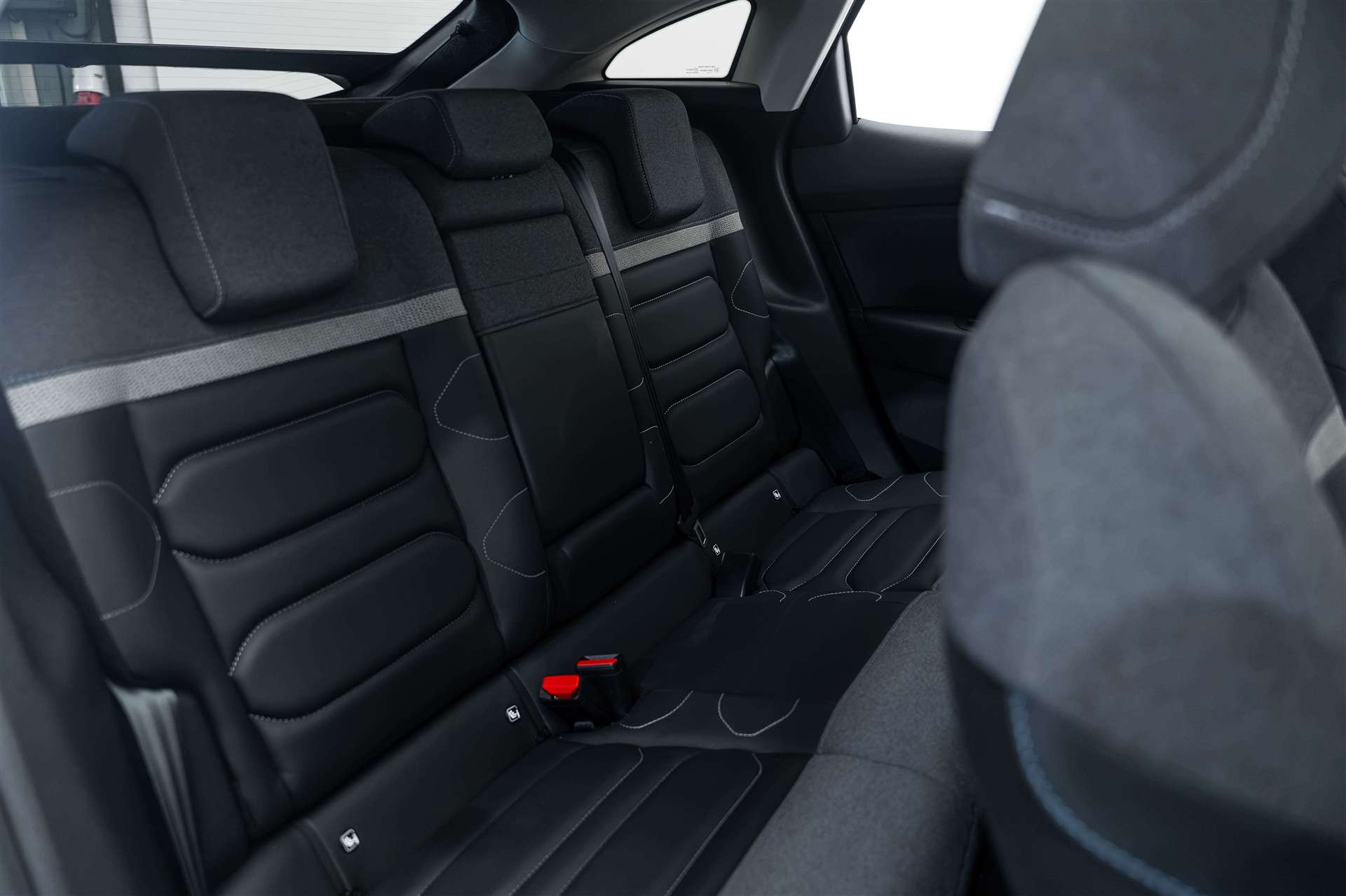 CITROEN CITROEN C4 1.2 PureTech Shine EAT8-Automat-image-11