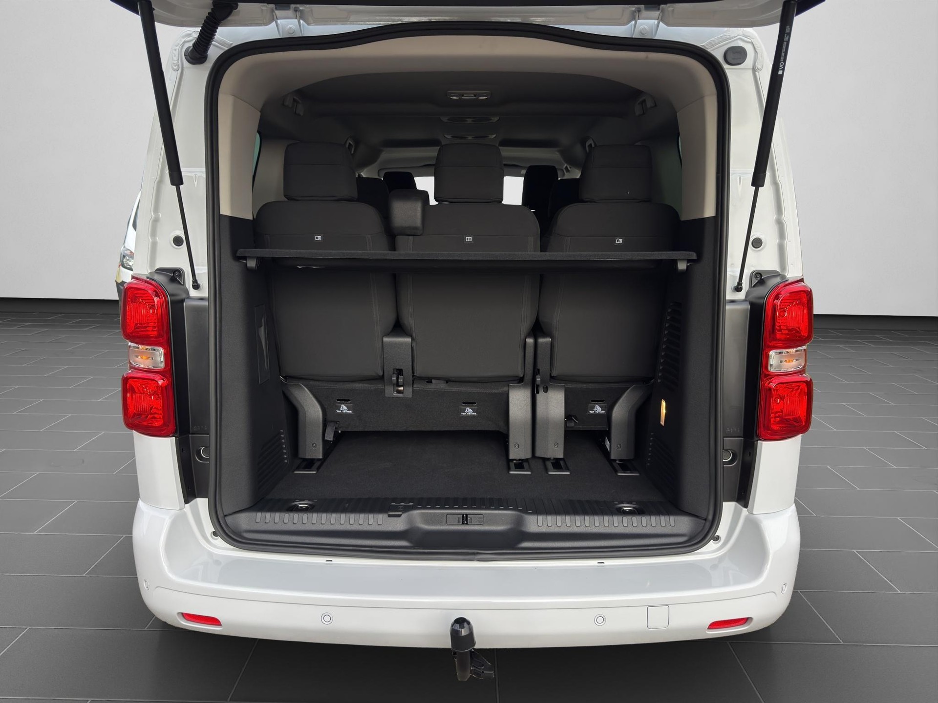PEUGEOT Traveller Standard 2.2 BlueHDi 180 Family Edition S/S-image-16
