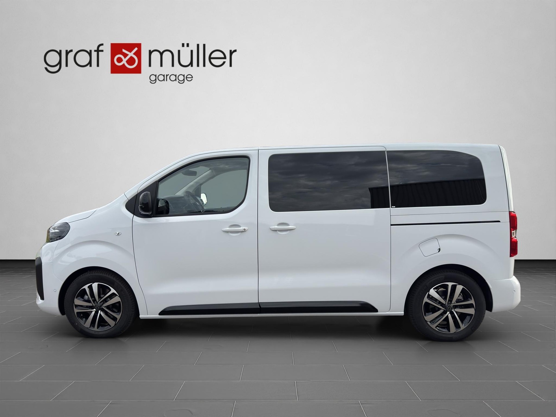 PEUGEOT Traveller Standard 2.2 BlueHDi 180 Family Edition S/S-showroom-element-1