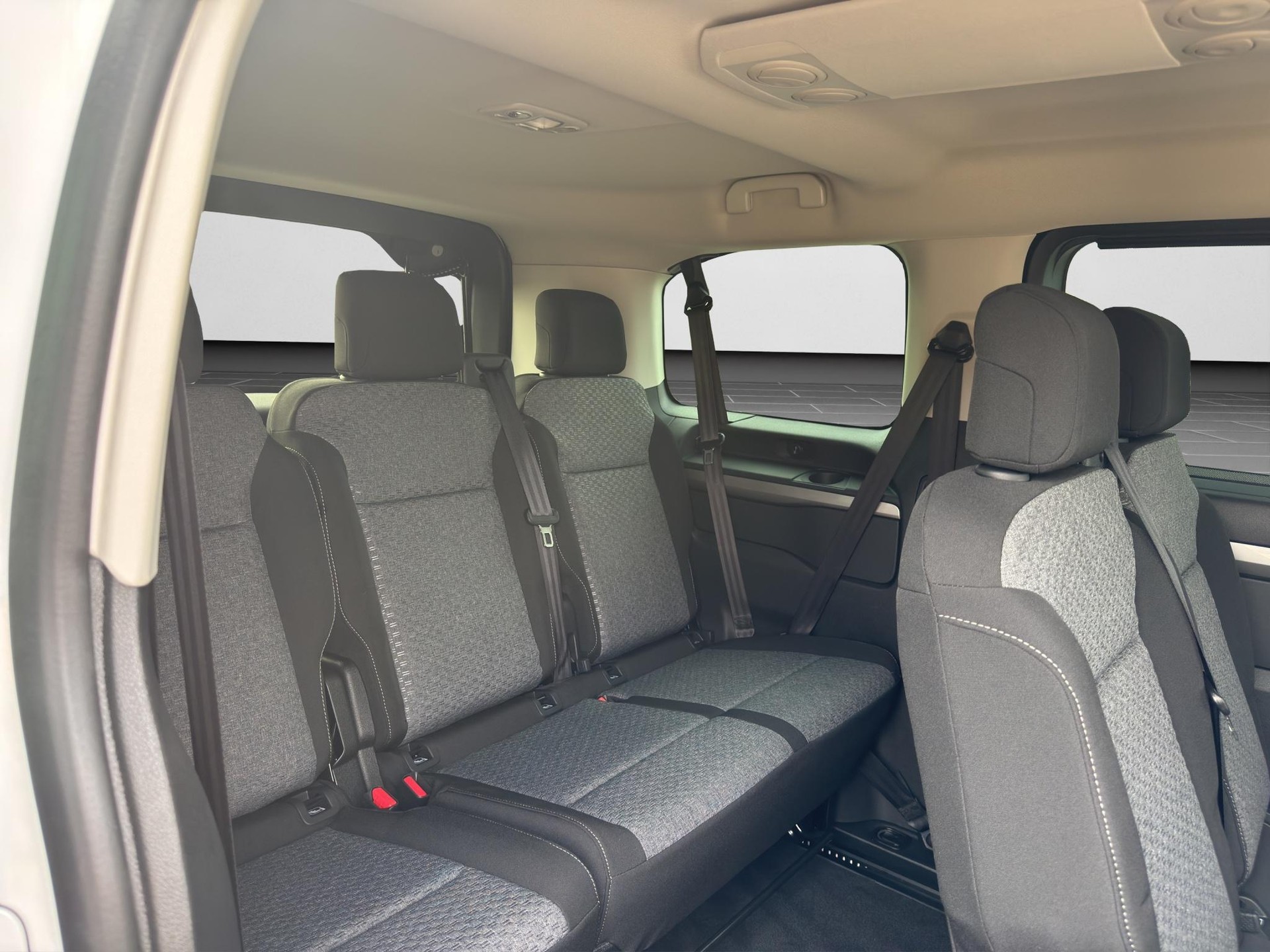 PEUGEOT Traveller Standard 2.2 BlueHDi 180 Family Edition S/S-image-14