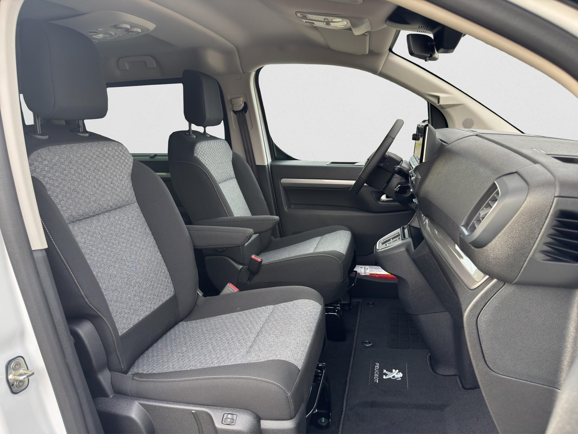 PEUGEOT Traveller Standard 2.2 BlueHDi 180 Family Edition S/S-image-12