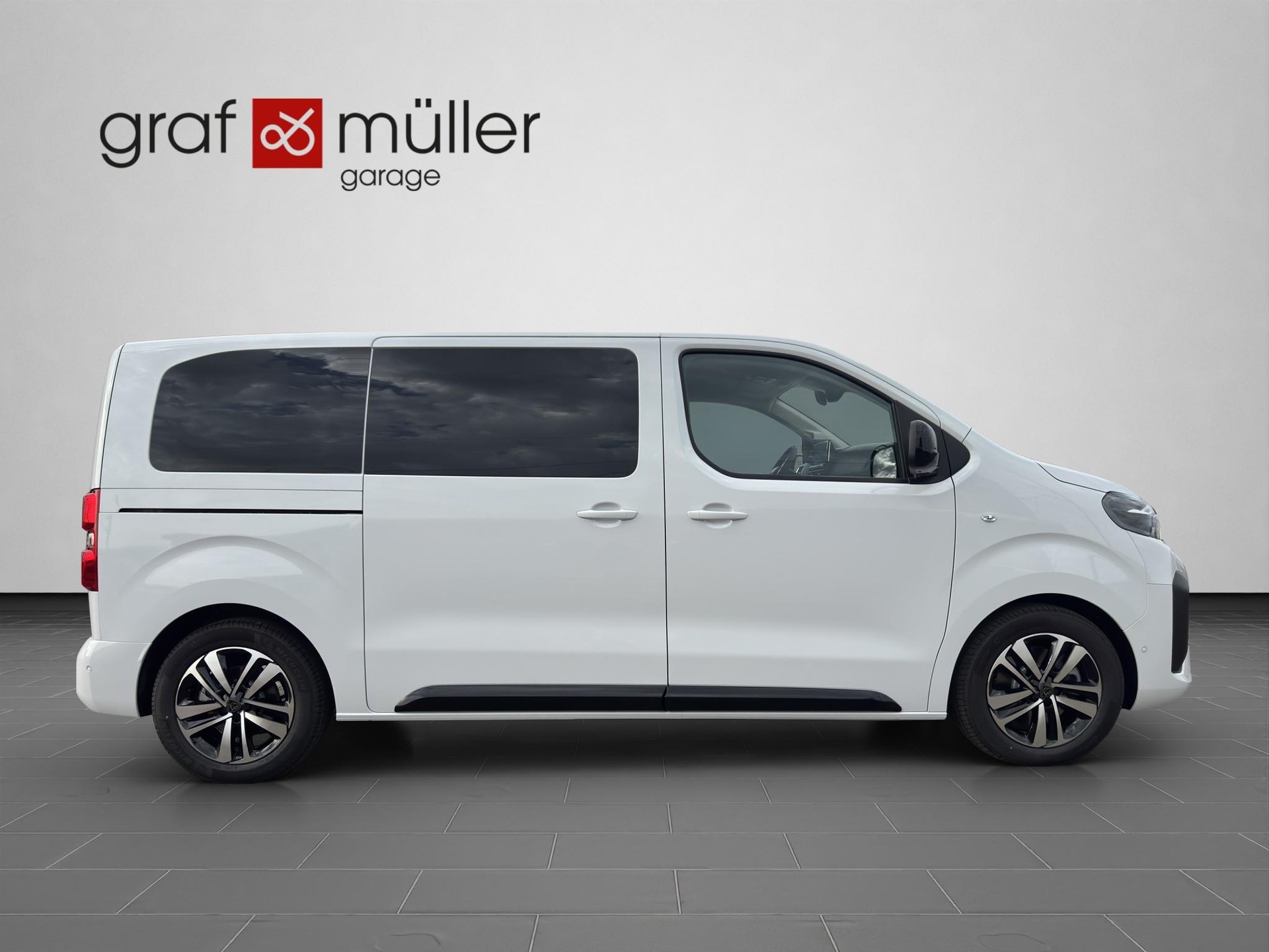 PEUGEOT Traveller Standard 2.2 BlueHDi 180 Family Edition S/S-image-19