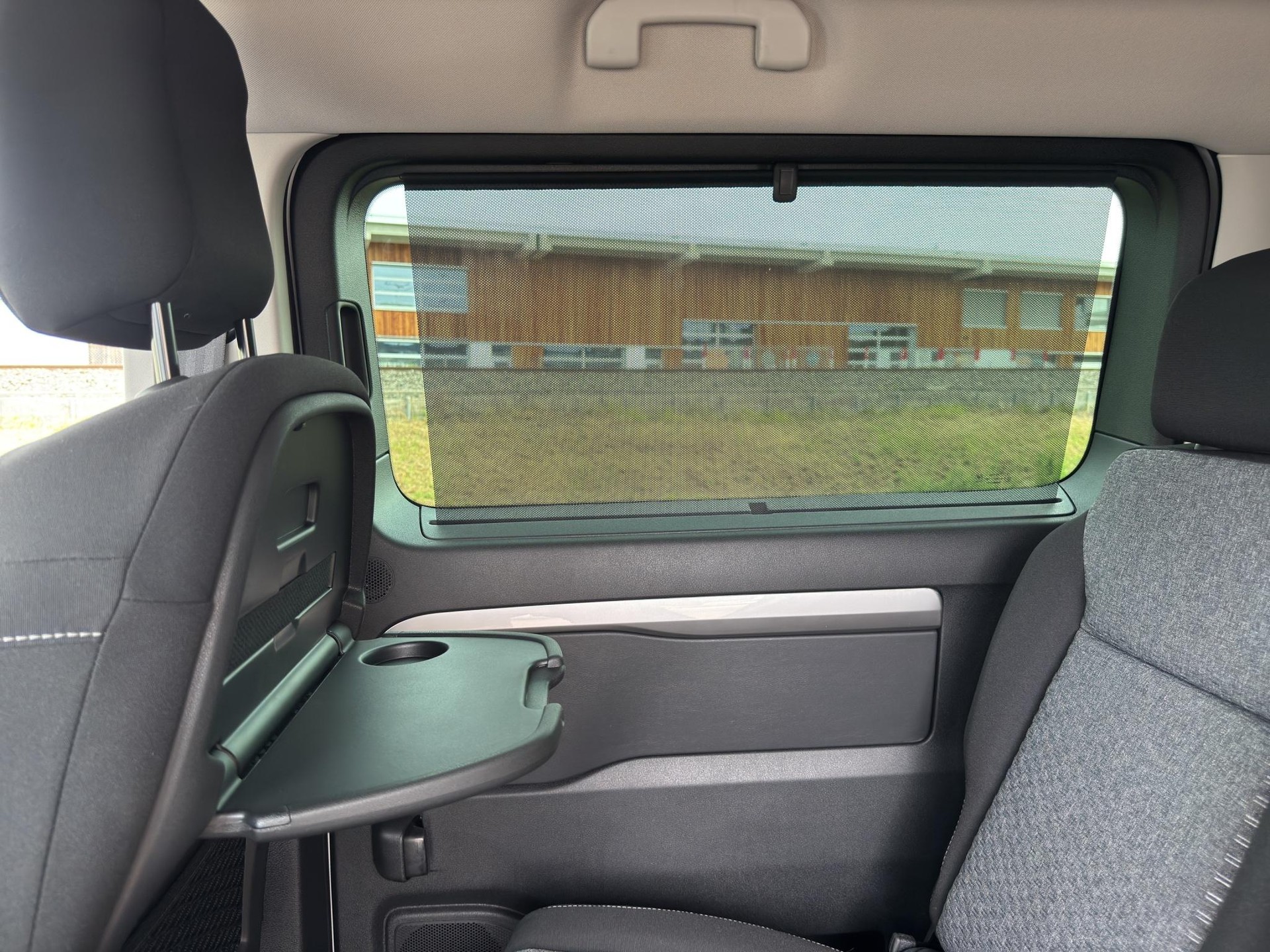 PEUGEOT Traveller Standard 2.2 BlueHDi 180 Family Edition S/S-image-15