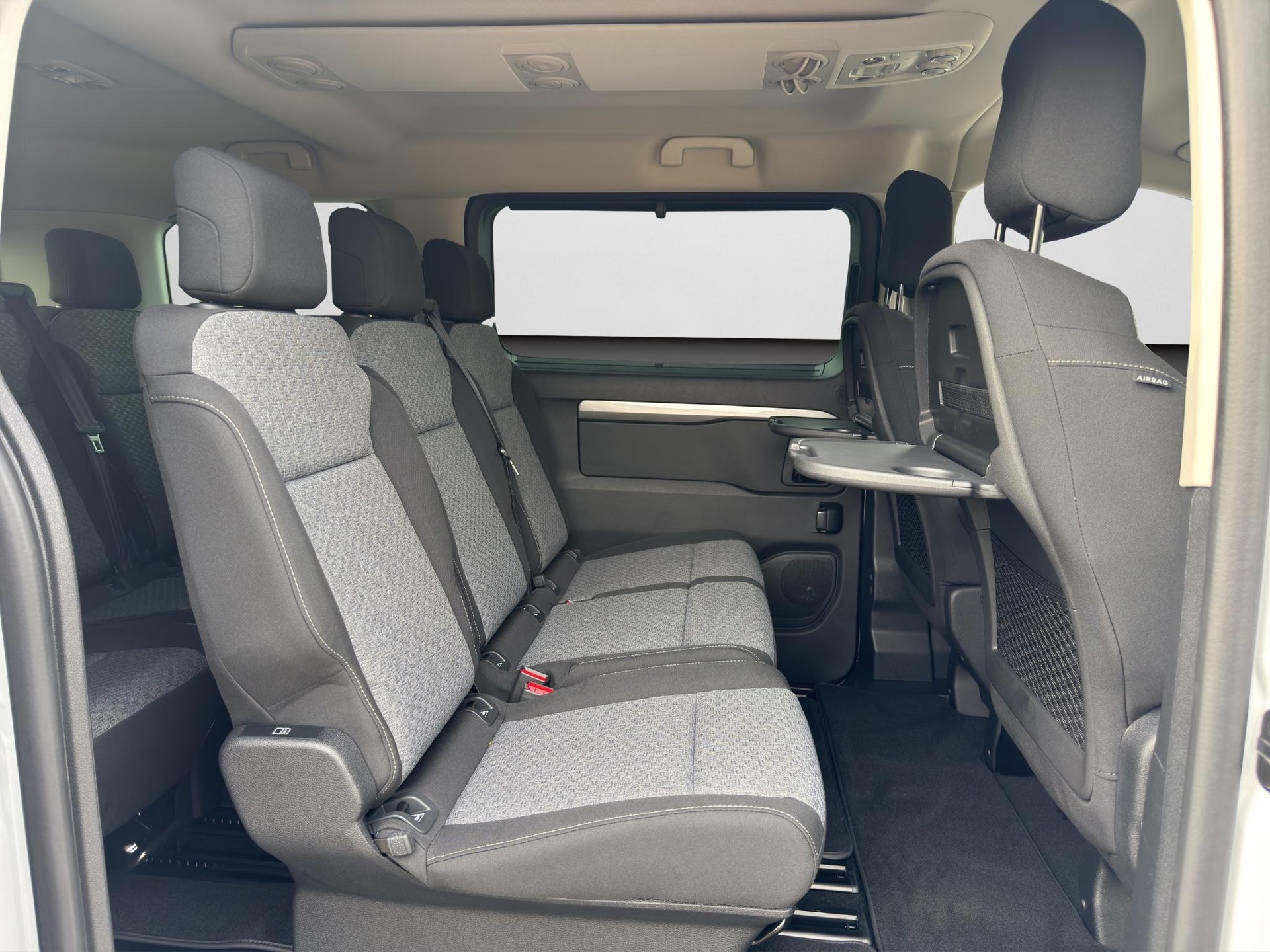 PEUGEOT Traveller Standard 2.2 BlueHDi 180 Family Edition S/S-image-13