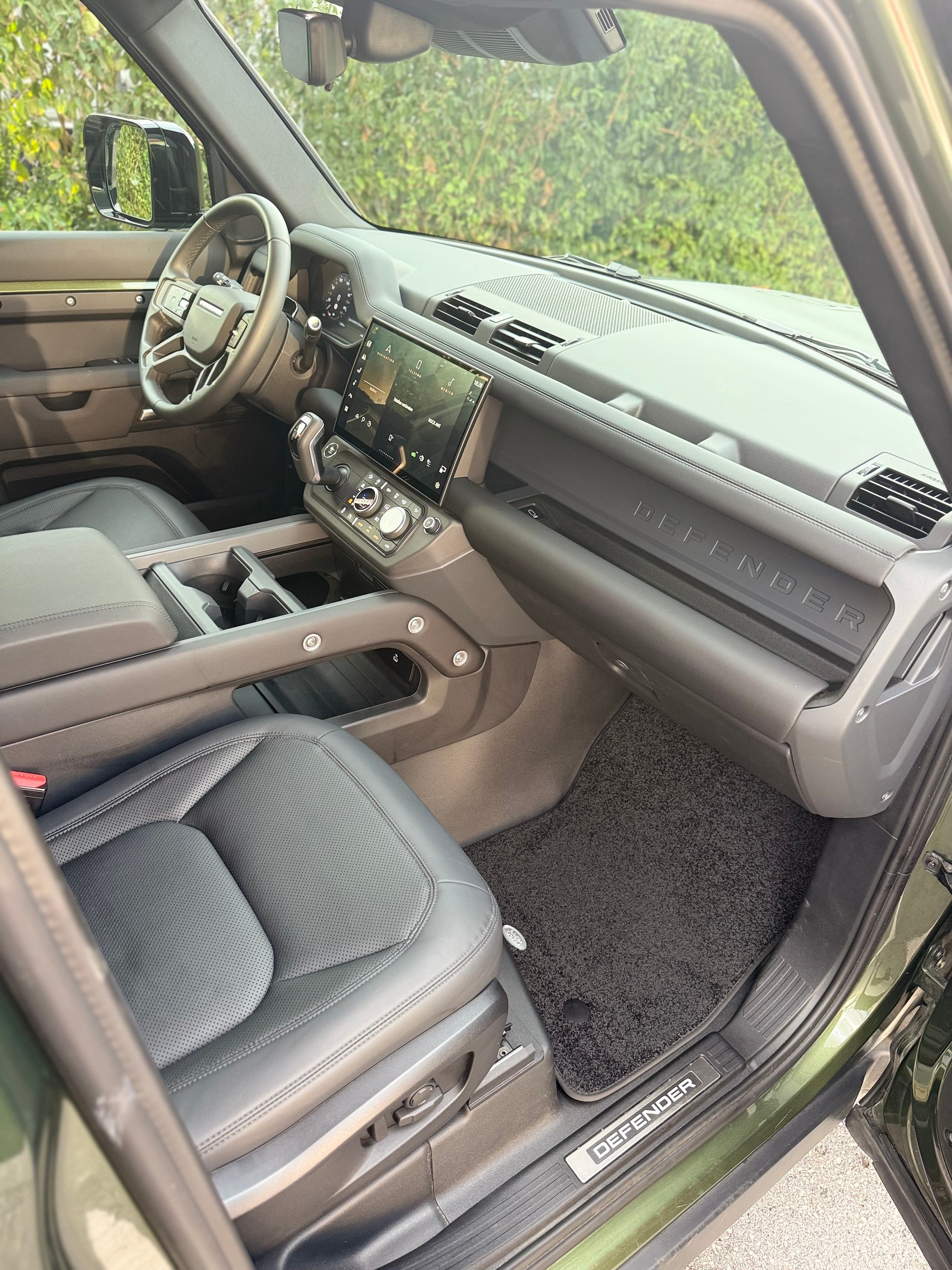 LAND ROVER Defender 110 3.0 D I6 350 X-Dynamic SE AWD AT8-image-9