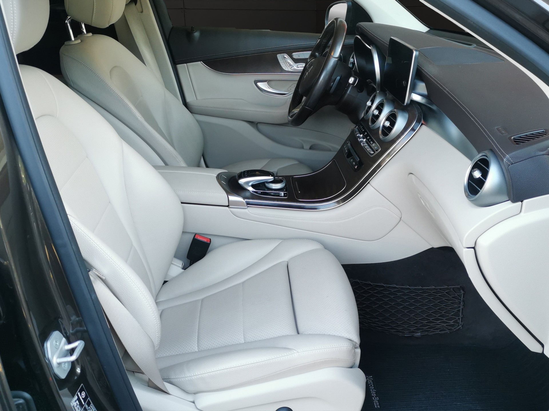 MERCEDES-BENZ GLC 250 AMG Line 4Matic 9G-Tronic-image-13
