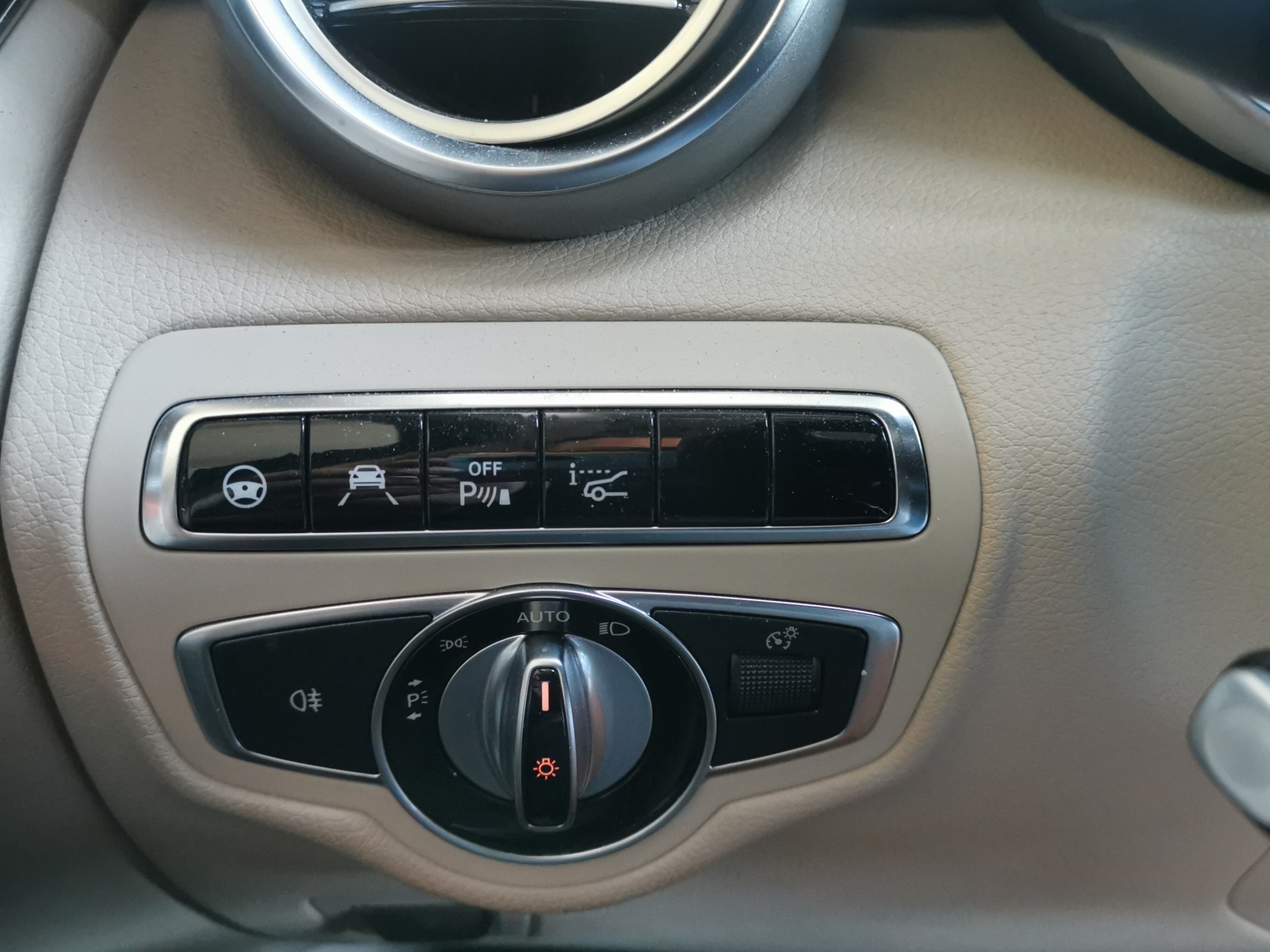 MERCEDES-BENZ GLC 250 AMG Line 4Matic 9G-Tronic-image-18