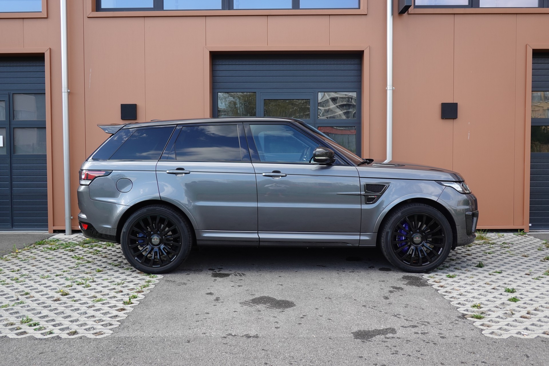 LAND ROVER Range Rover Sport 5.0 V8 SVR MANSORY "*CH Auto * Kit MANSORY - "Carbon * Toit Ouvrant * Son Meridian * Head-Up Display * Caméra"-showroom-element-3
