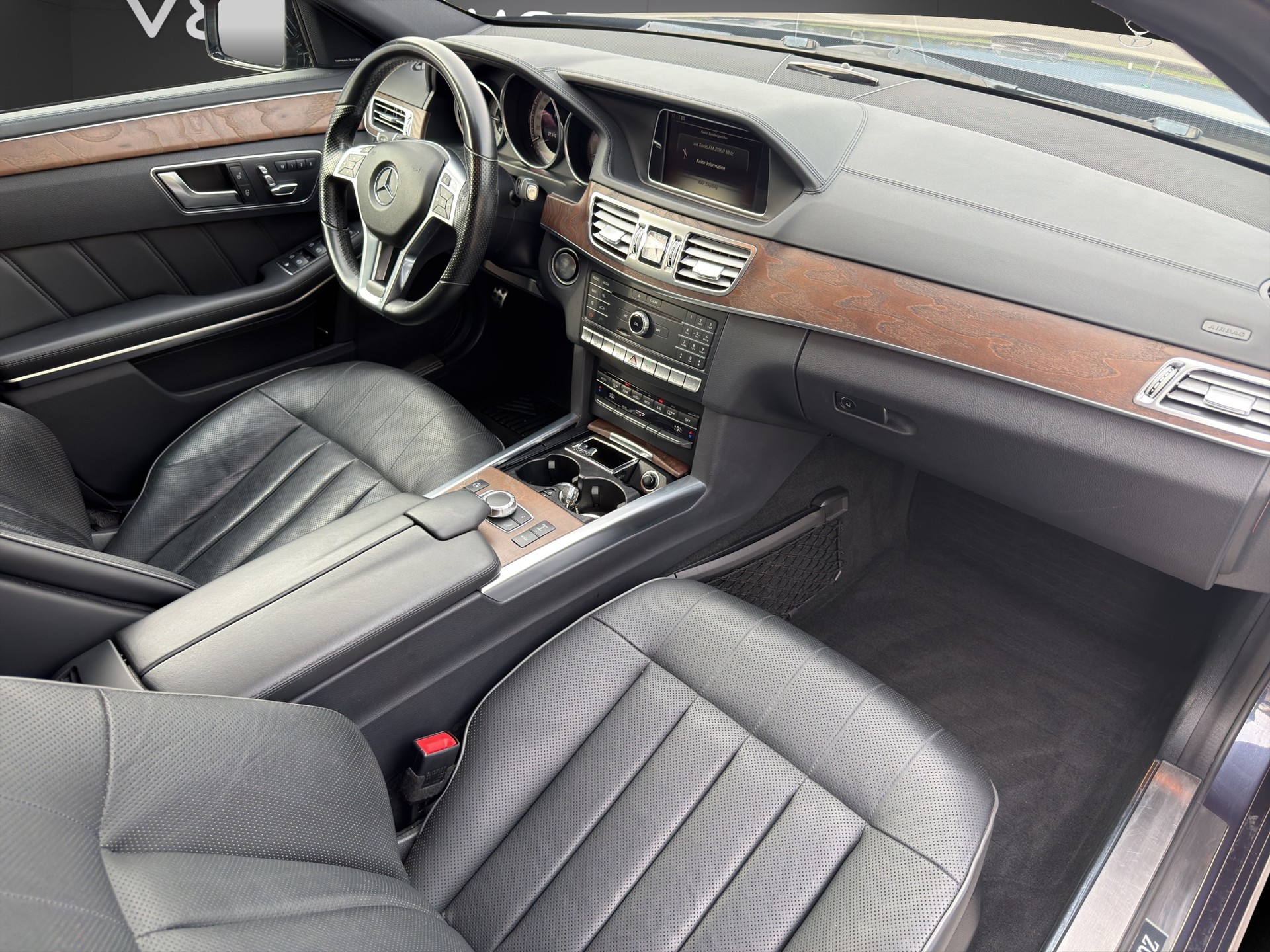MERCEDES-BENZ E 350 BlueTEC Avantgarde 4Matic 7G-Tronic-image-18