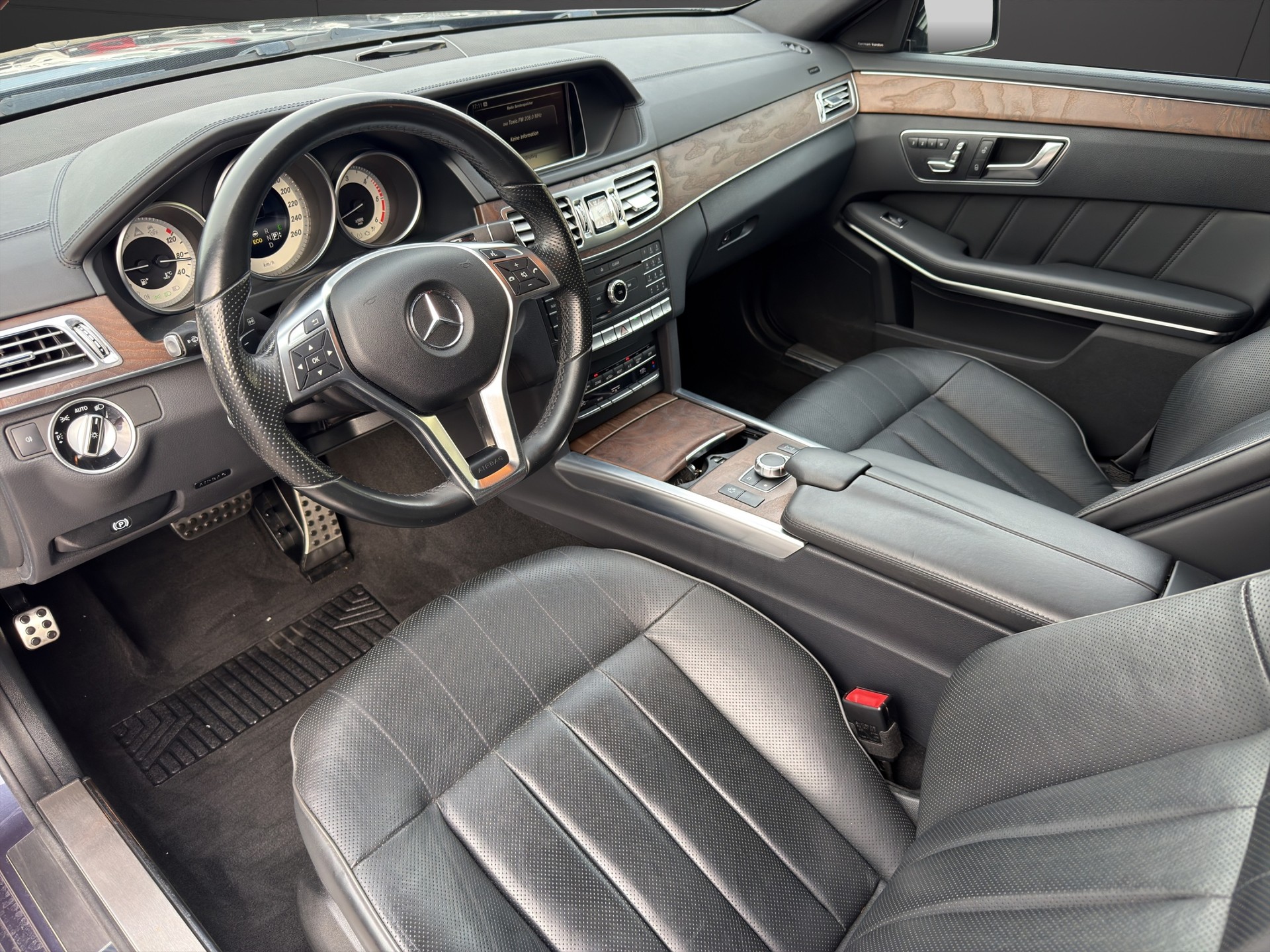 MERCEDES-BENZ E 350 BlueTEC Avantgarde 4Matic 7G-Tronic-image-9