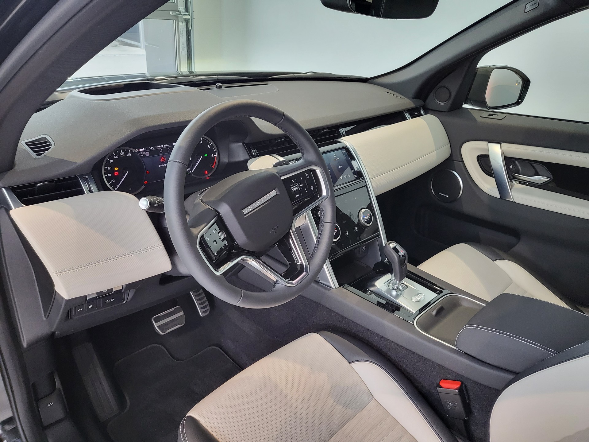 LAND ROVER Discovery Sport R Dyn P300e 1.5 PHEV SE AT8-image-4