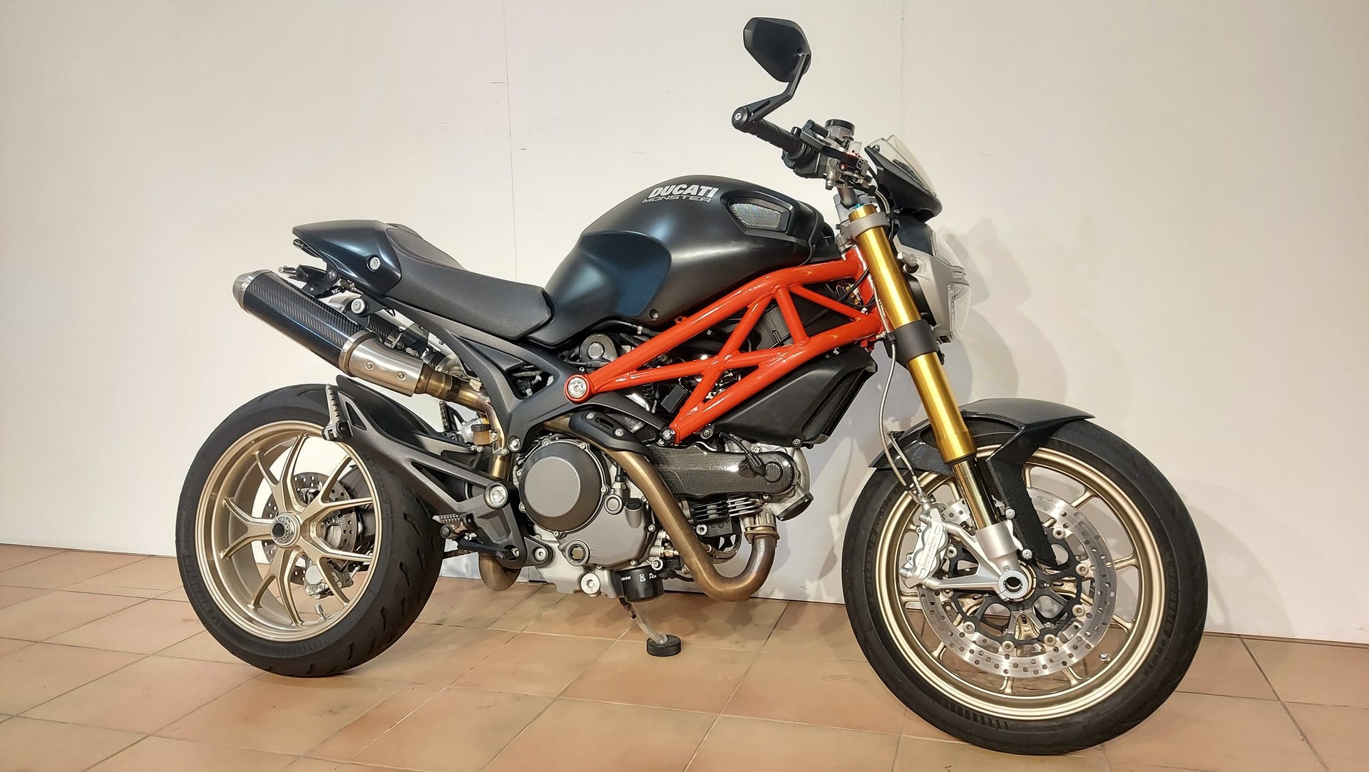 DUCATI Monster 1100 S-showroom-element-2