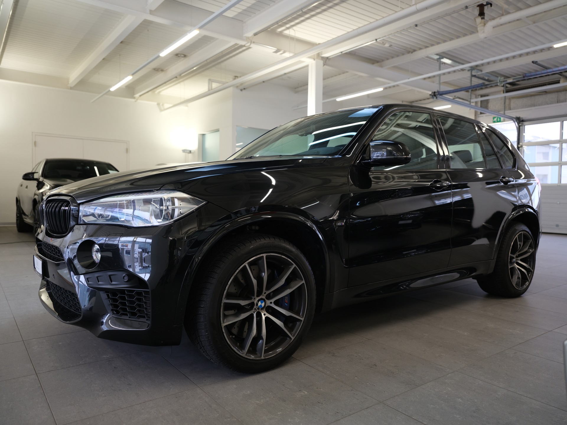 BMW X5M Steptronic-showroom-element-3