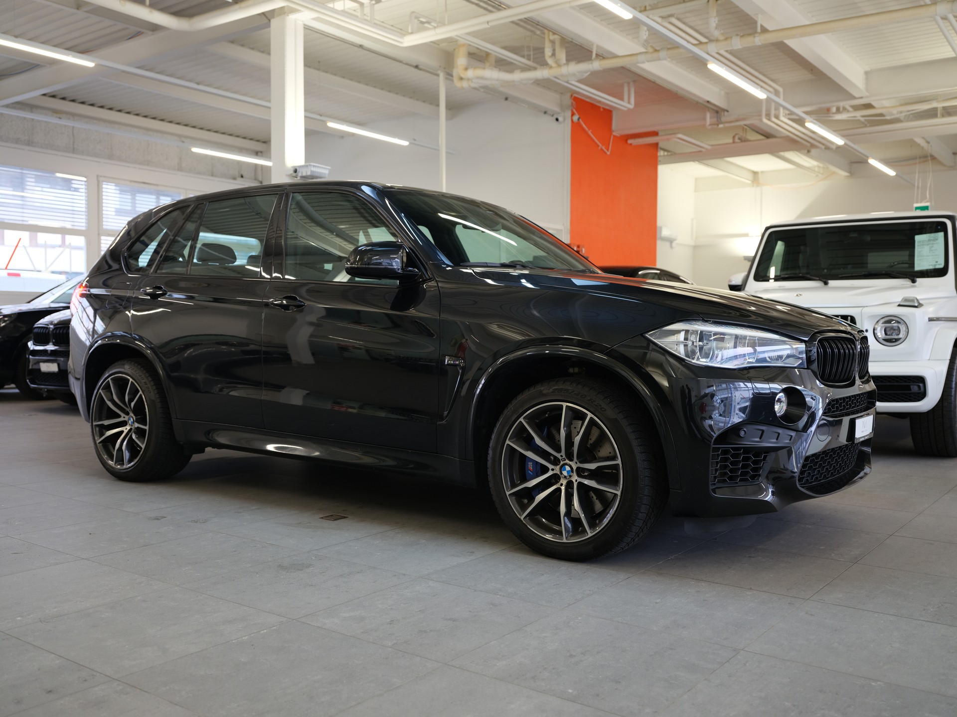 BMW X5M Steptronic-showroom-element-1