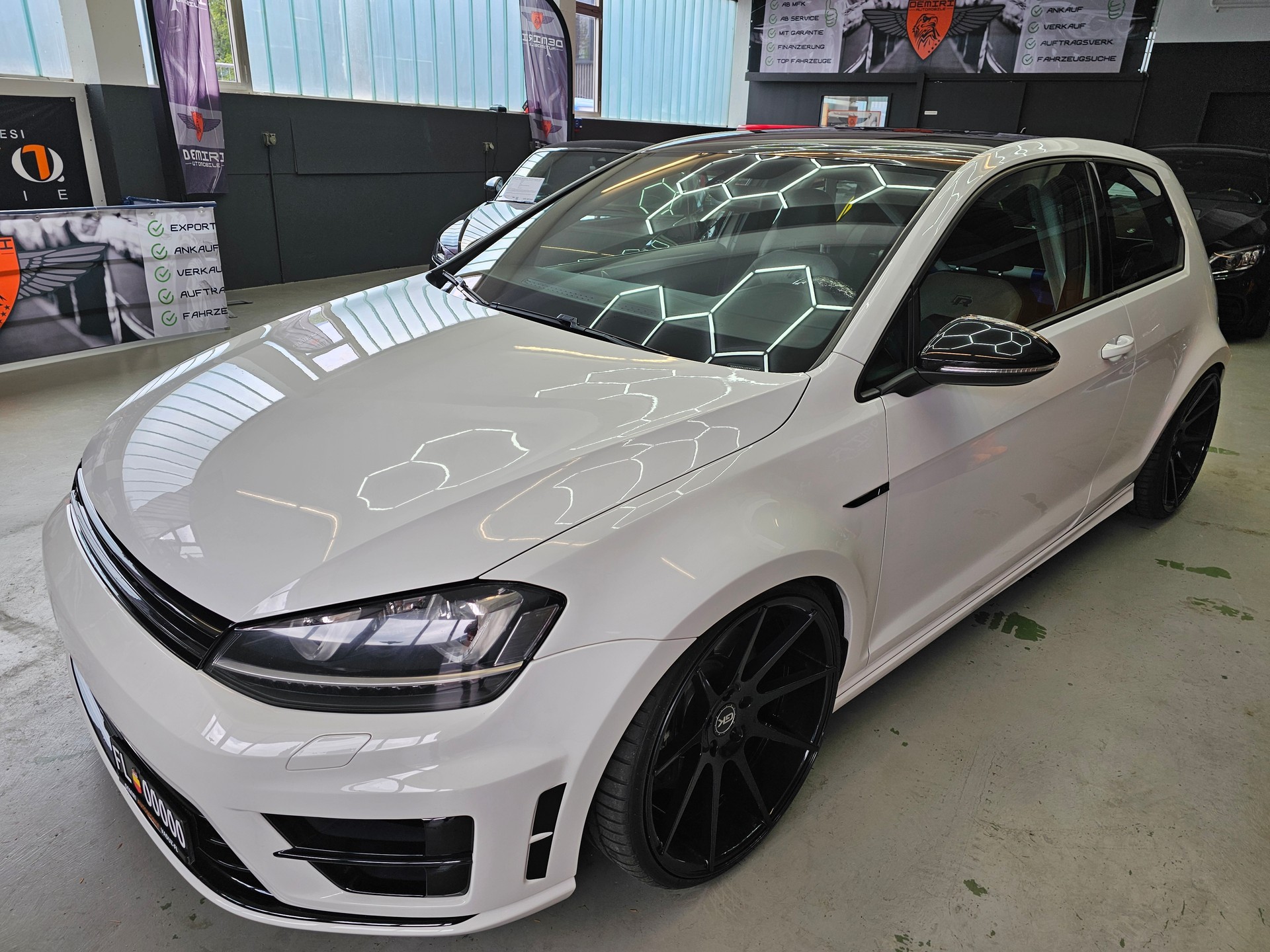 VW Golf 2.0 TSI R 4Motion DSG-image-2