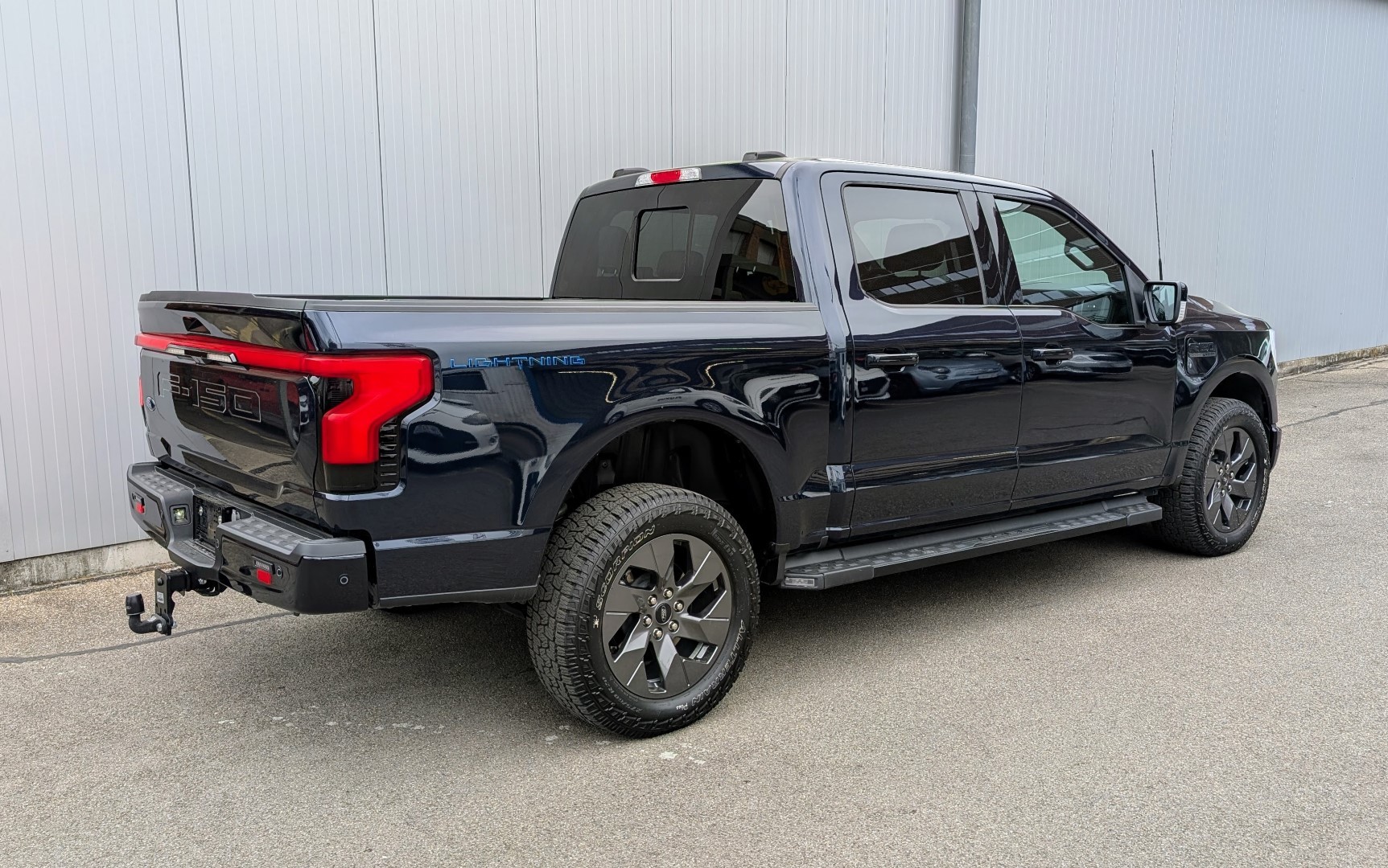 FORD F-150 Lightning 91 kWh Lariat Launch Edition-image-16