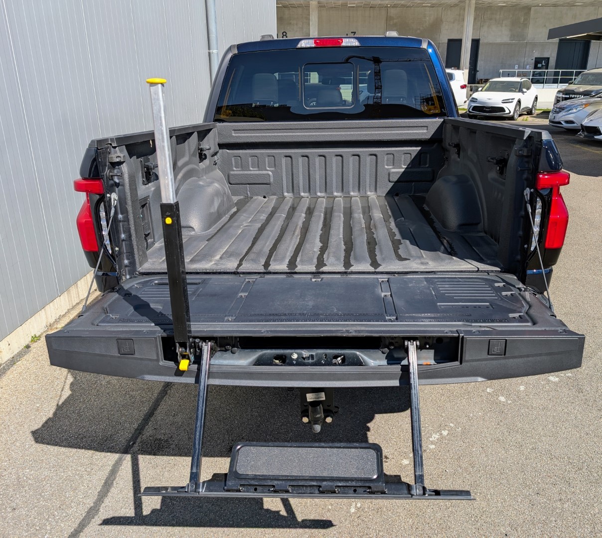 FORD F-150 Lightning 91 kWh Lariat Launch Edition-image-15