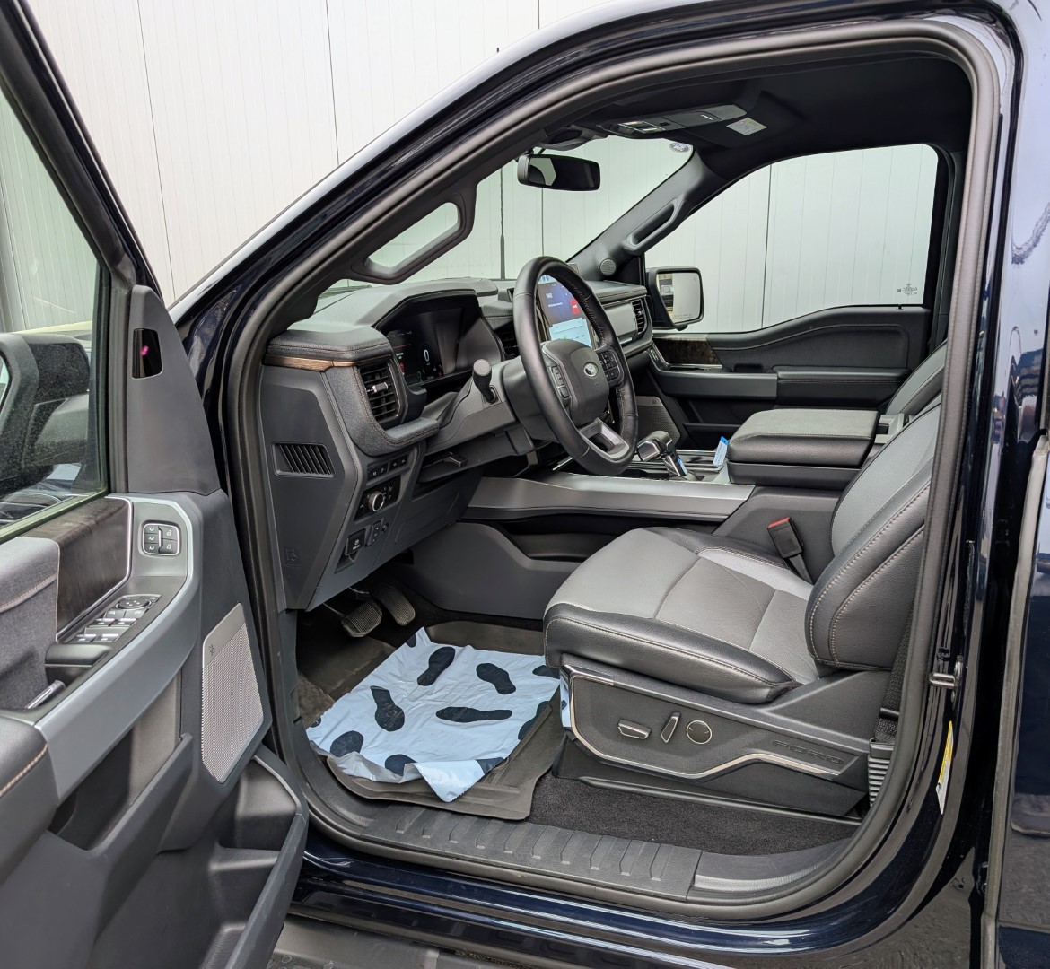 FORD F-150 Lightning 91 kWh Lariat Launch Edition-showroom-element-2