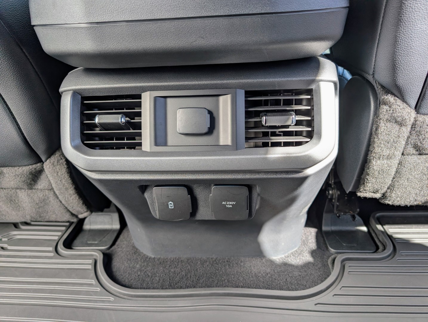 FORD F-150 Lightning 91 kWh Lariat Launch Edition-image-11