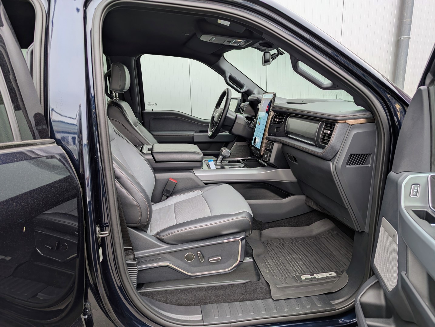 FORD F-150 Lightning 91 kWh Lariat Launch Edition-image-19