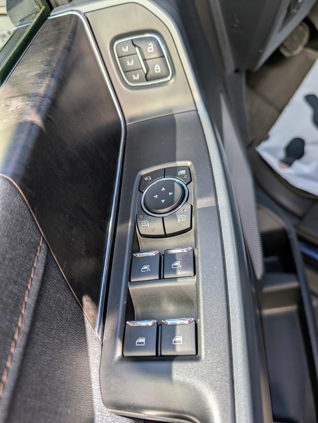 FORD F-150 Lightning 91 kWh Lariat Launch Edition-image-4