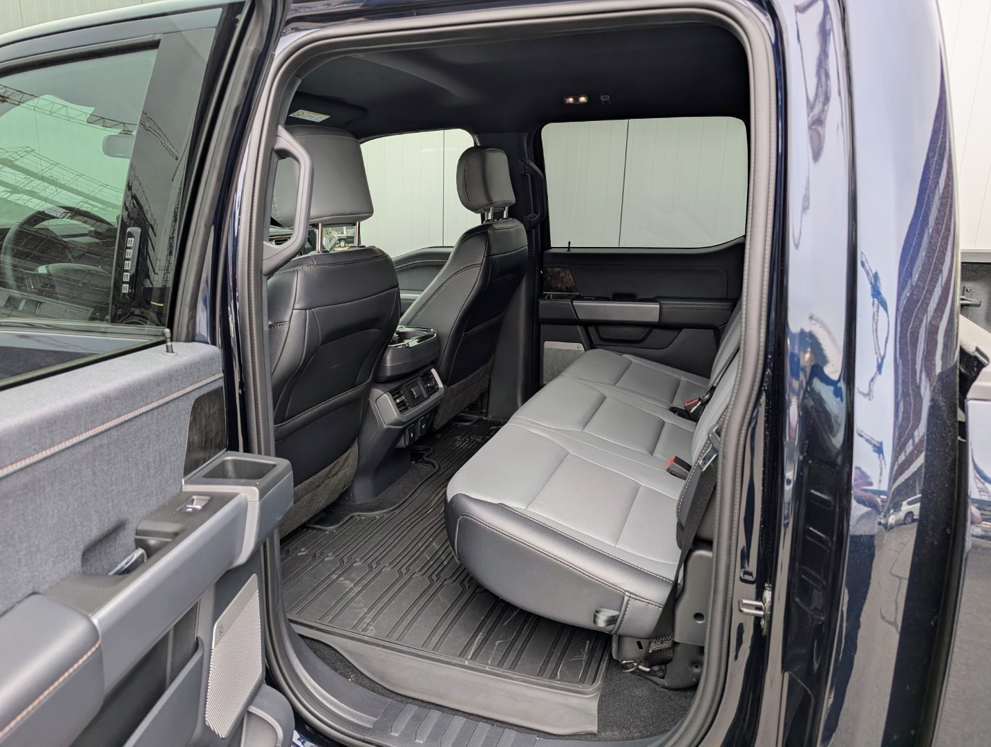 FORD F-150 Lightning 91 kWh Lariat Launch Edition-image-10