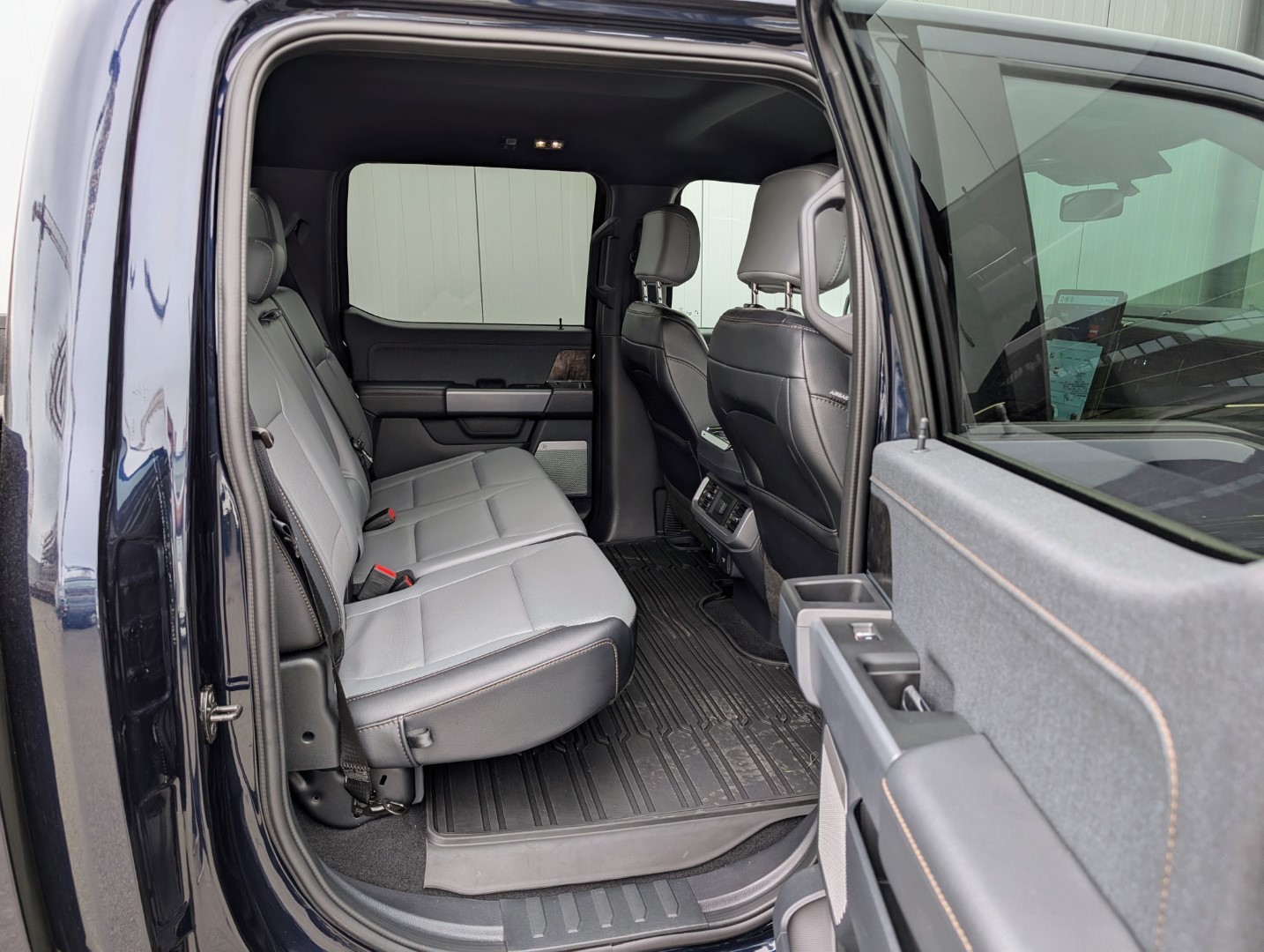 FORD F-150 Lightning 91 kWh Lariat Launch Edition-image-17
