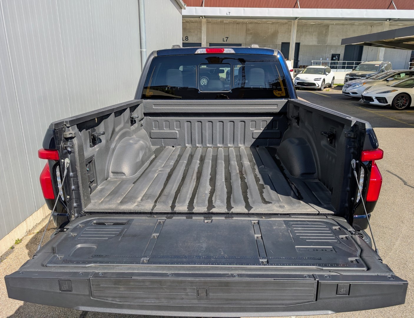 FORD F-150 Lightning 91 kWh Lariat Launch Edition-image-14