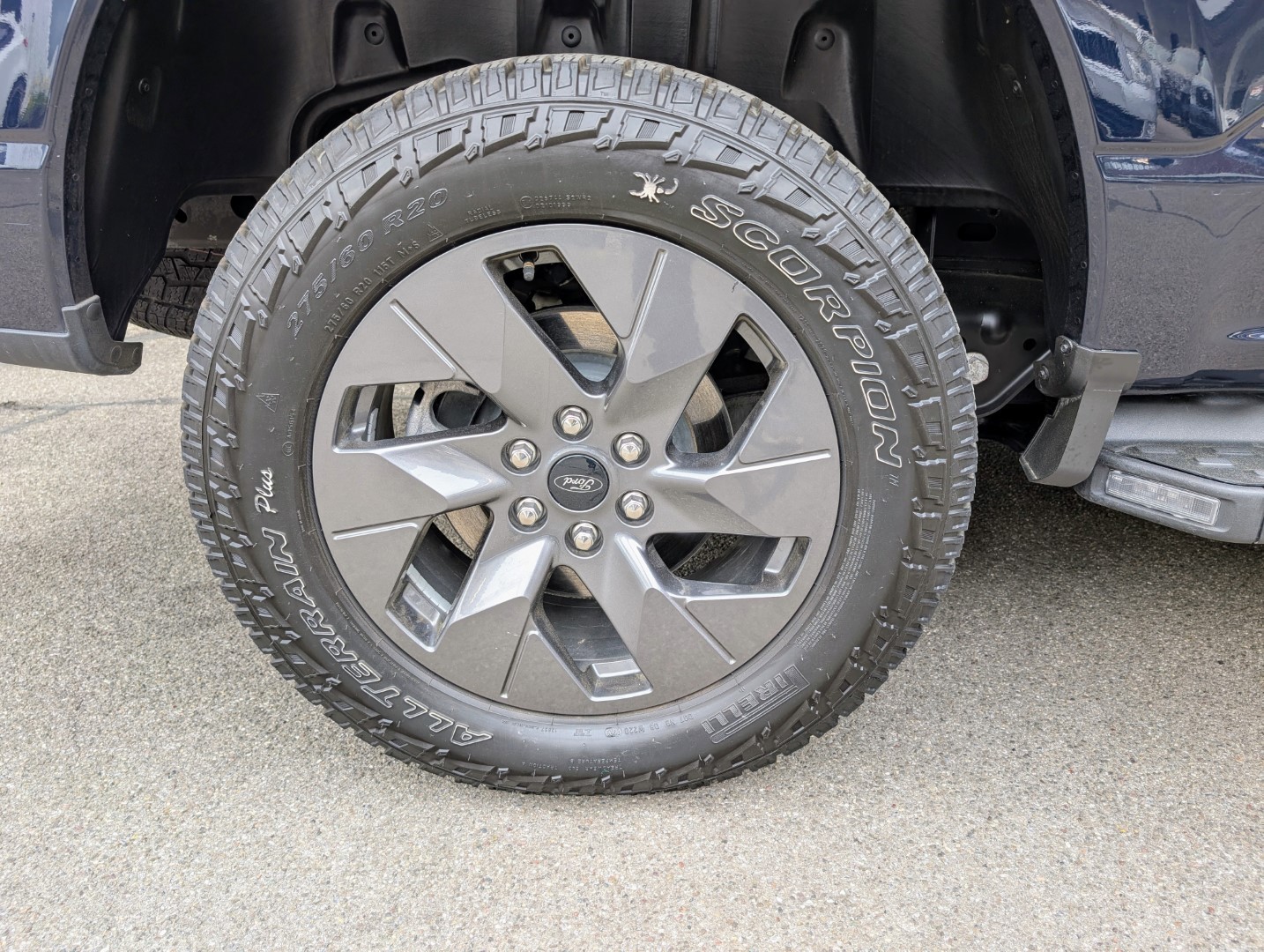 FORD F-150 Lightning 91 kWh Lariat Launch Edition-image-12