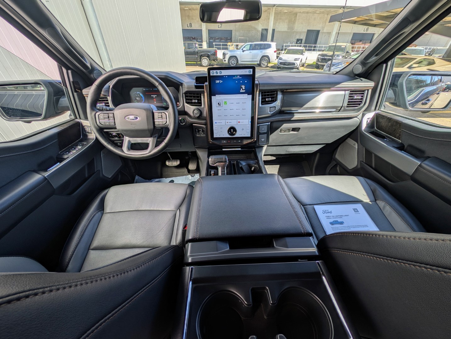 FORD F-150 Lightning 91 kWh Lariat Launch Edition-showroom-element-3