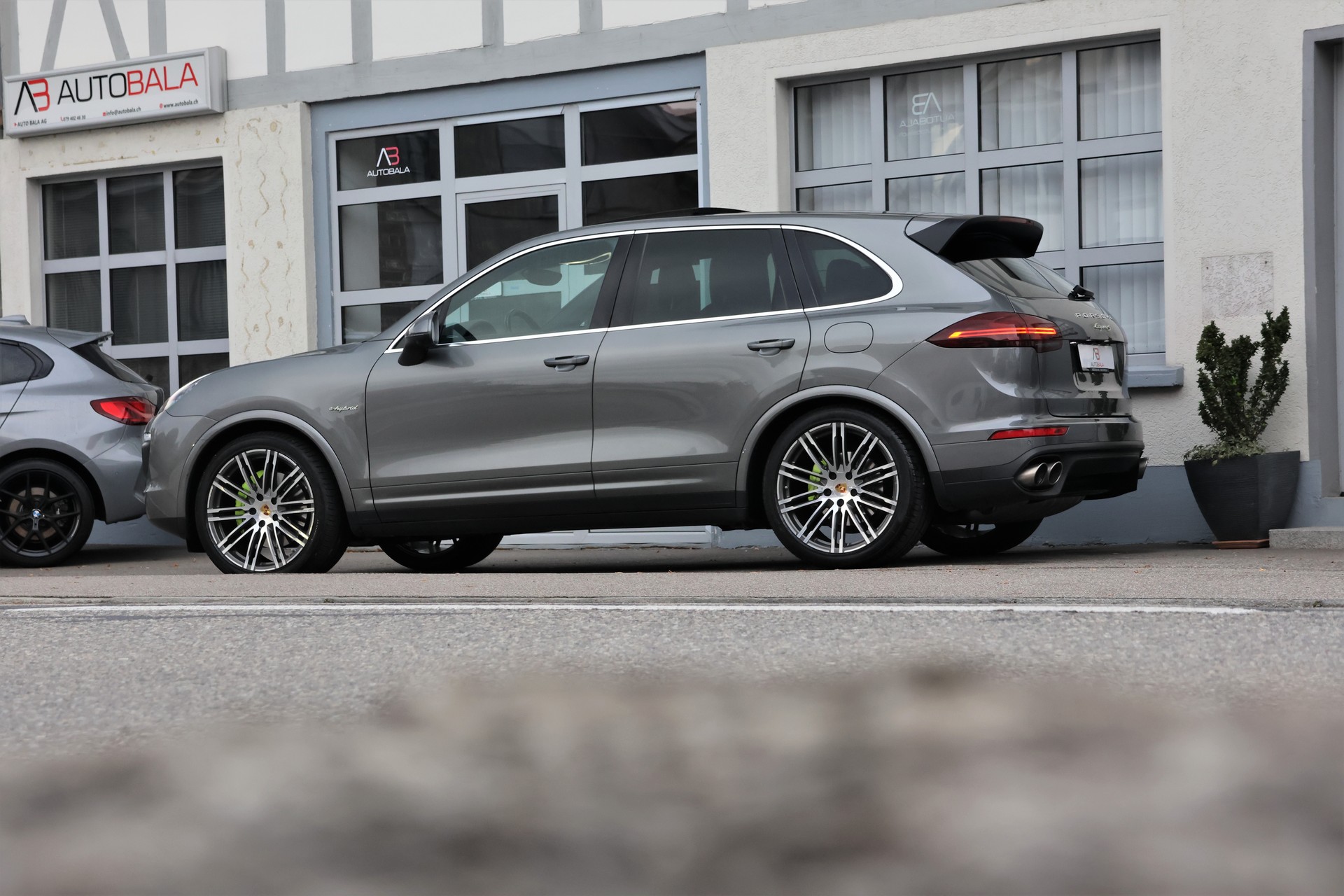 PORSCHE Cayenne S E-Hybrid (CH)-showroom-element-3