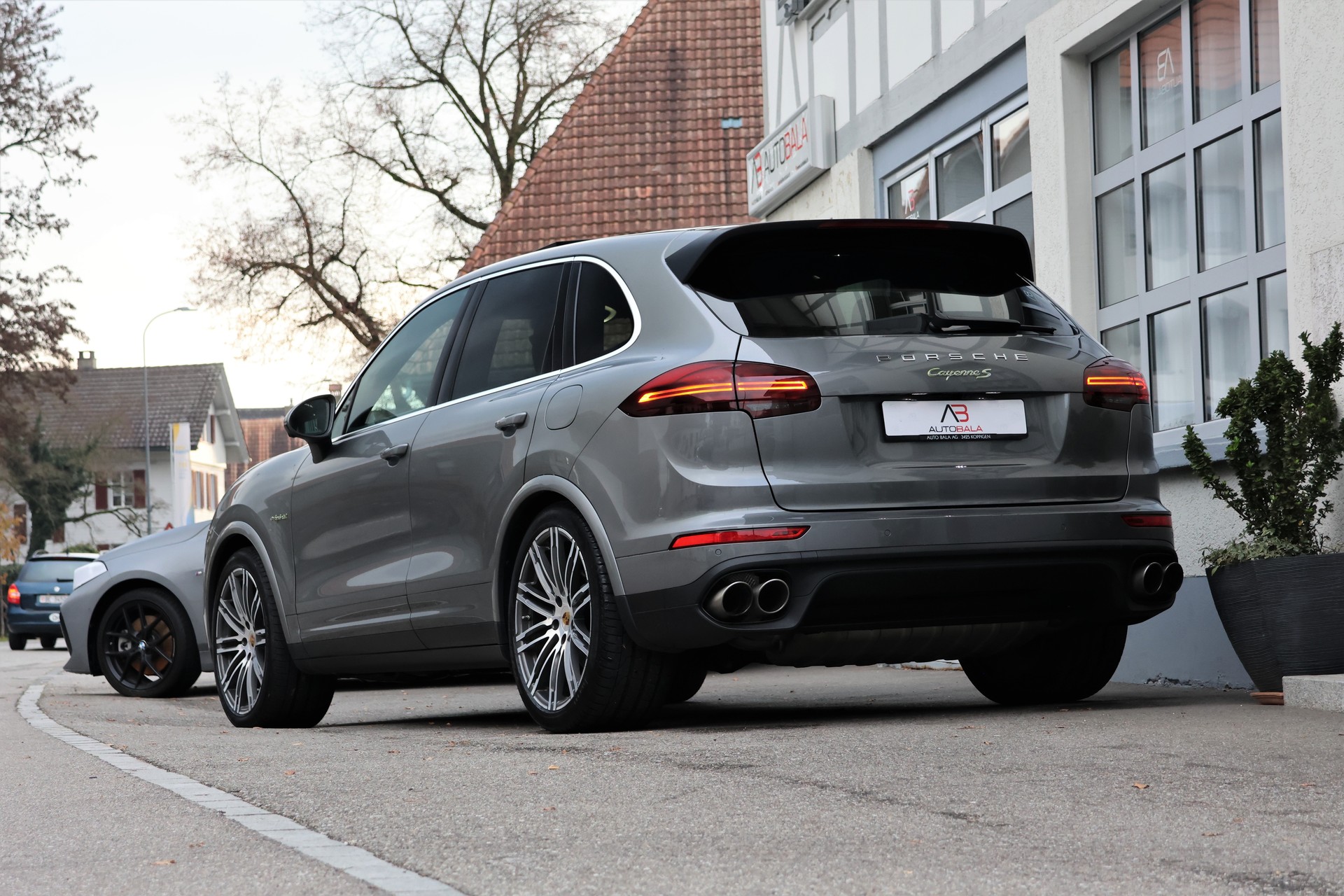 PORSCHE Cayenne S E-Hybrid (CH)-showroom-element-2