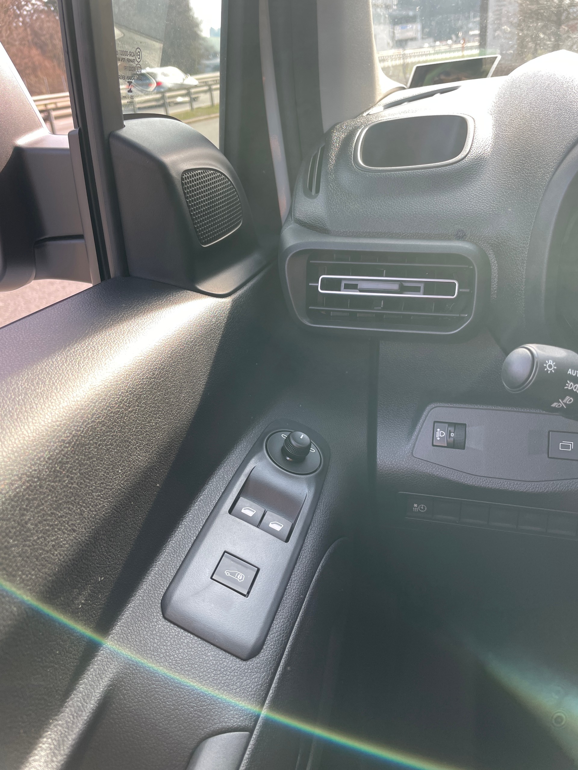 TOYOTA Proace City Van EV 50 kWh Advanced Long mit Holzboden-image-15