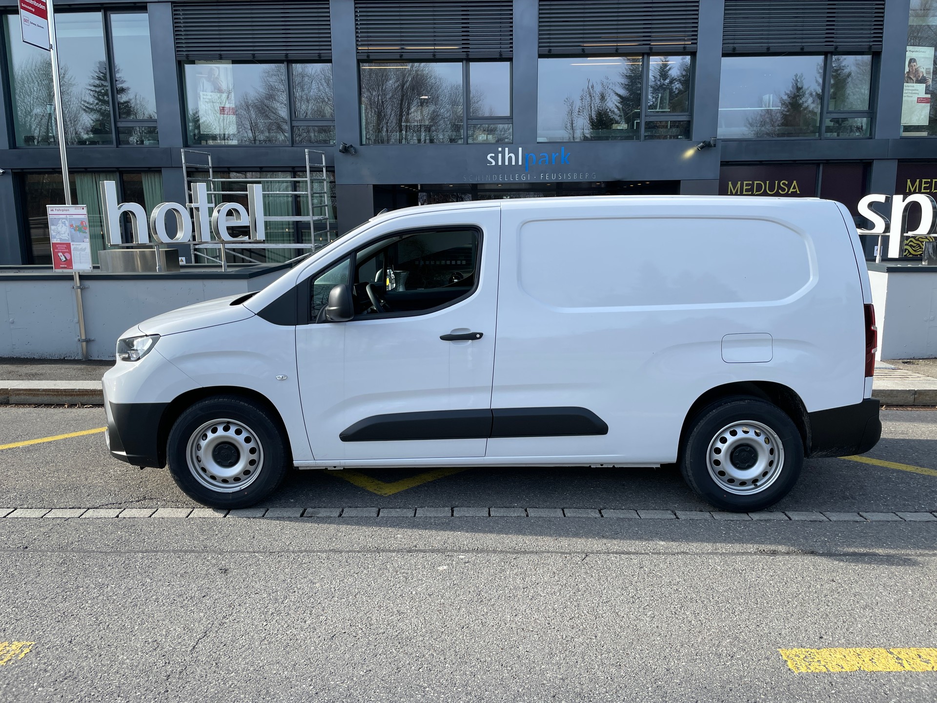 TOYOTA Proace City Van EV 50 kWh Advanced Long mit Holzboden-image-9